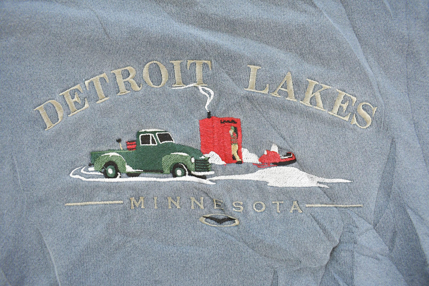 Vintage 1990 Sun Faded Detroit Lakes Minnesota Embroidered Souvenir Crewneck Sweatshirt Men's L