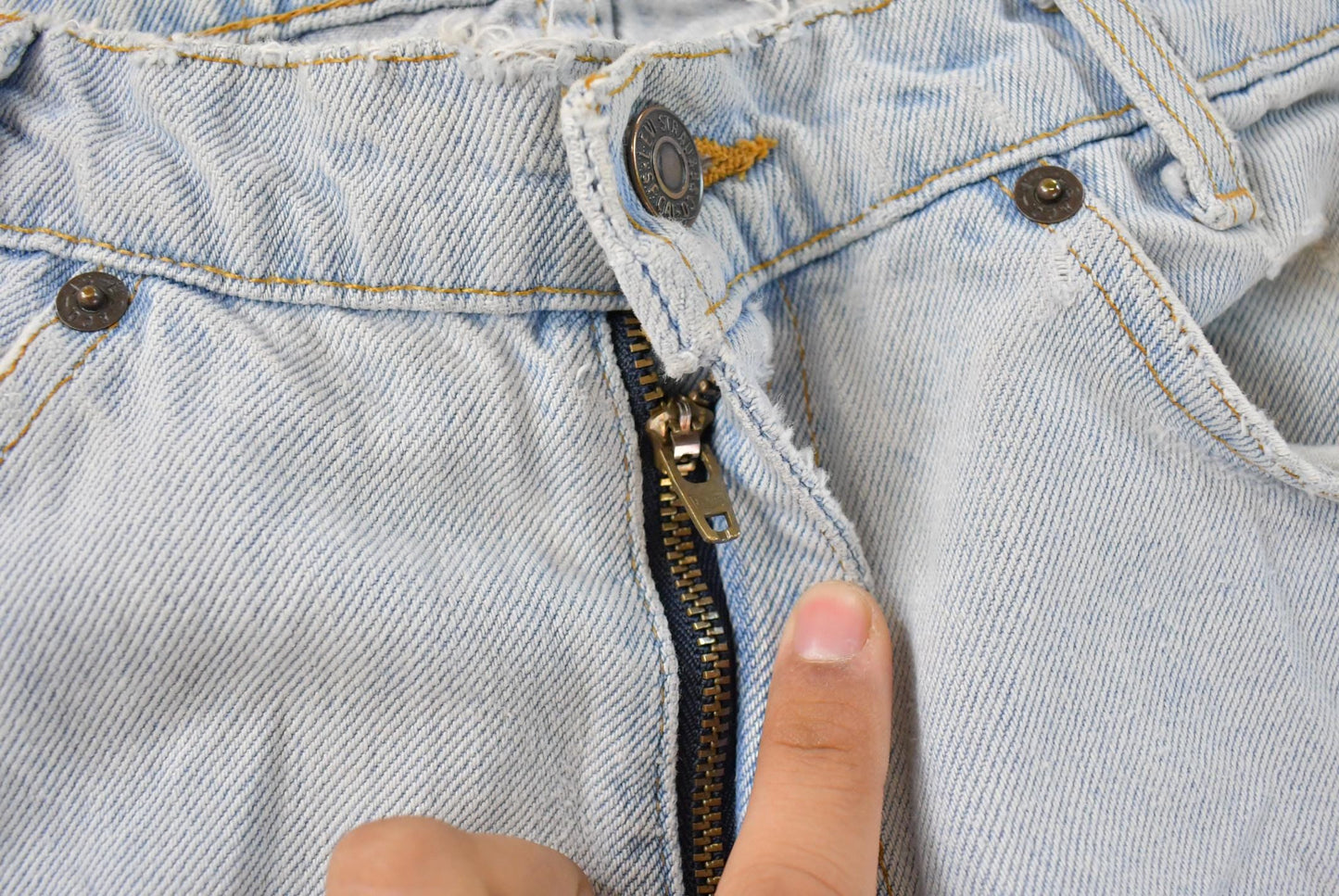 Vintage 1990s Levi's Orange Tab 550 Relaxed Tapered Denim Jeans Student 28 x 32