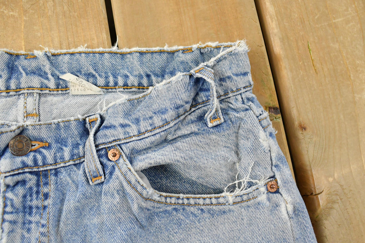 Vintage 1990s Distressed Levi's 560 Loose Fit Denim Blue Jeans Men's 32 x 26.5