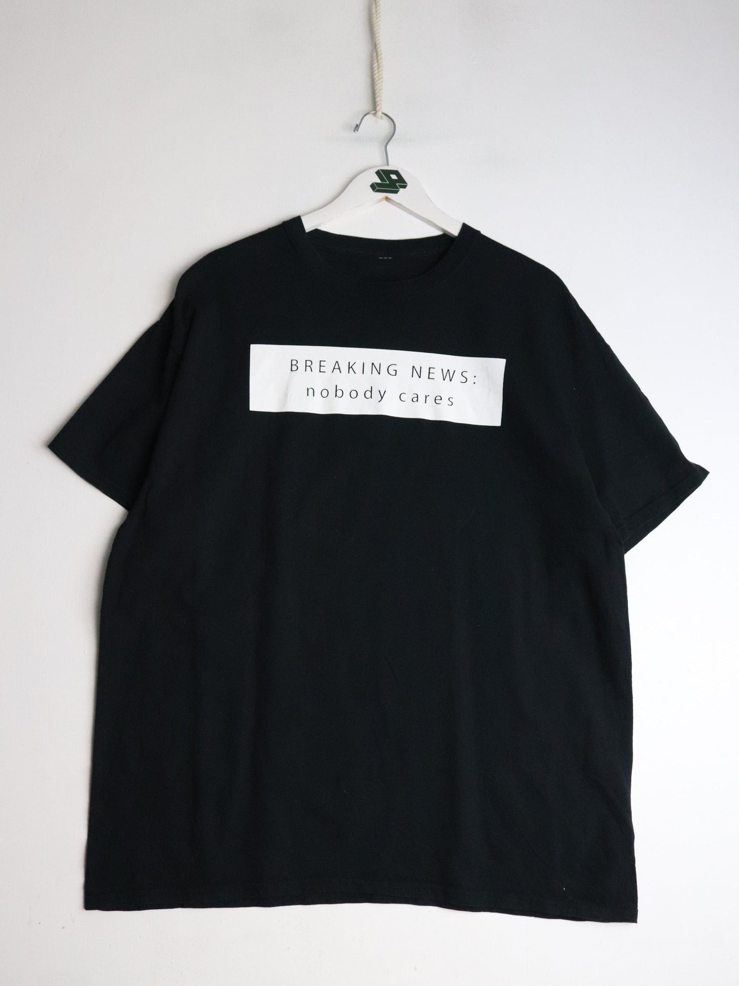 Breaking News Nobody Cares T Shirt Mens XL Black Funny from propervintagecanada