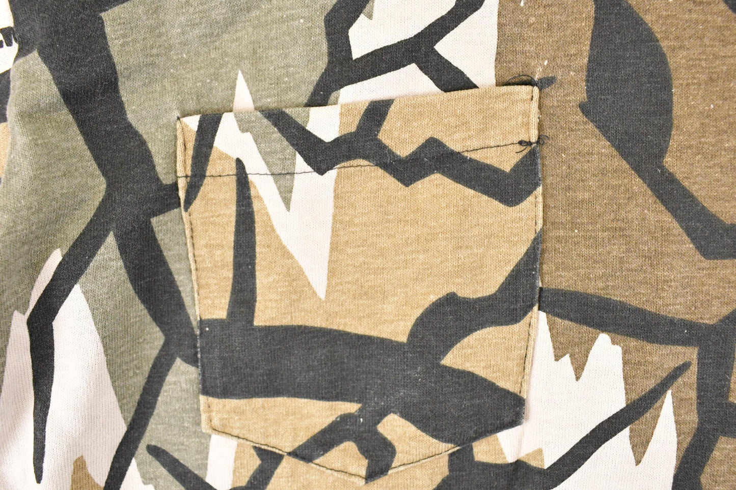 Vintage 1990s Predator AOP Cracked Camo Graphic Print Crewneck Shirt Mens L