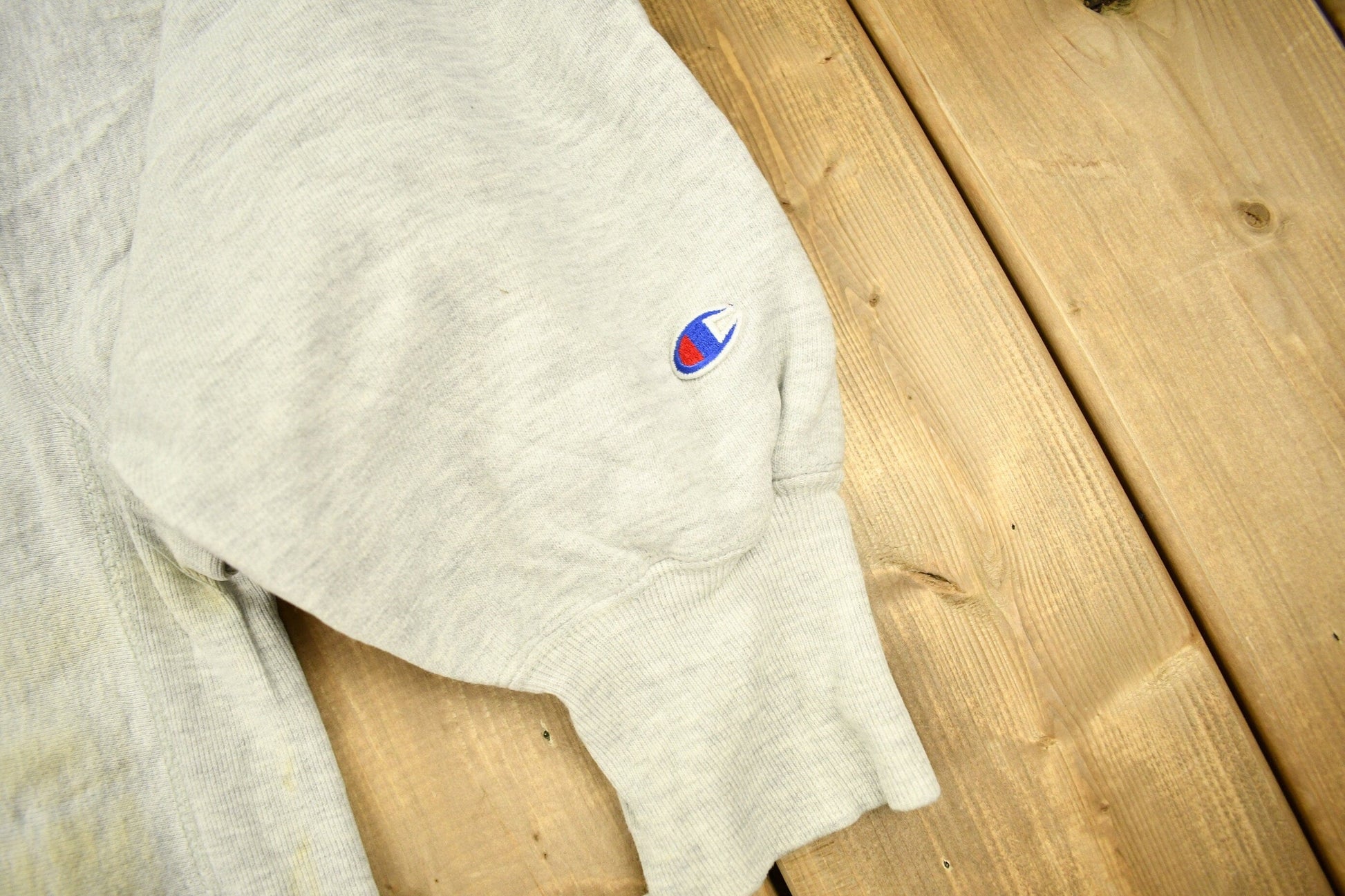 Champion Clothing > Gender Neutral Adult Clothing > Hoodies & Sweatshirts > Sweatshirts Vintage 1980s University Of Illinois Champion Reverse Weave Crewneck Men's Large/ Collegiate Sweatshirt / Sportswear / Made In USA / Distressed