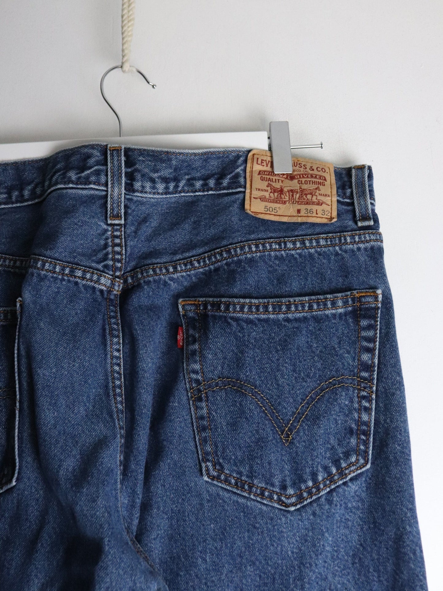 Levi's Denim Jeans Mens 36 x 32 Blue 505 Regular from propervintagecanada