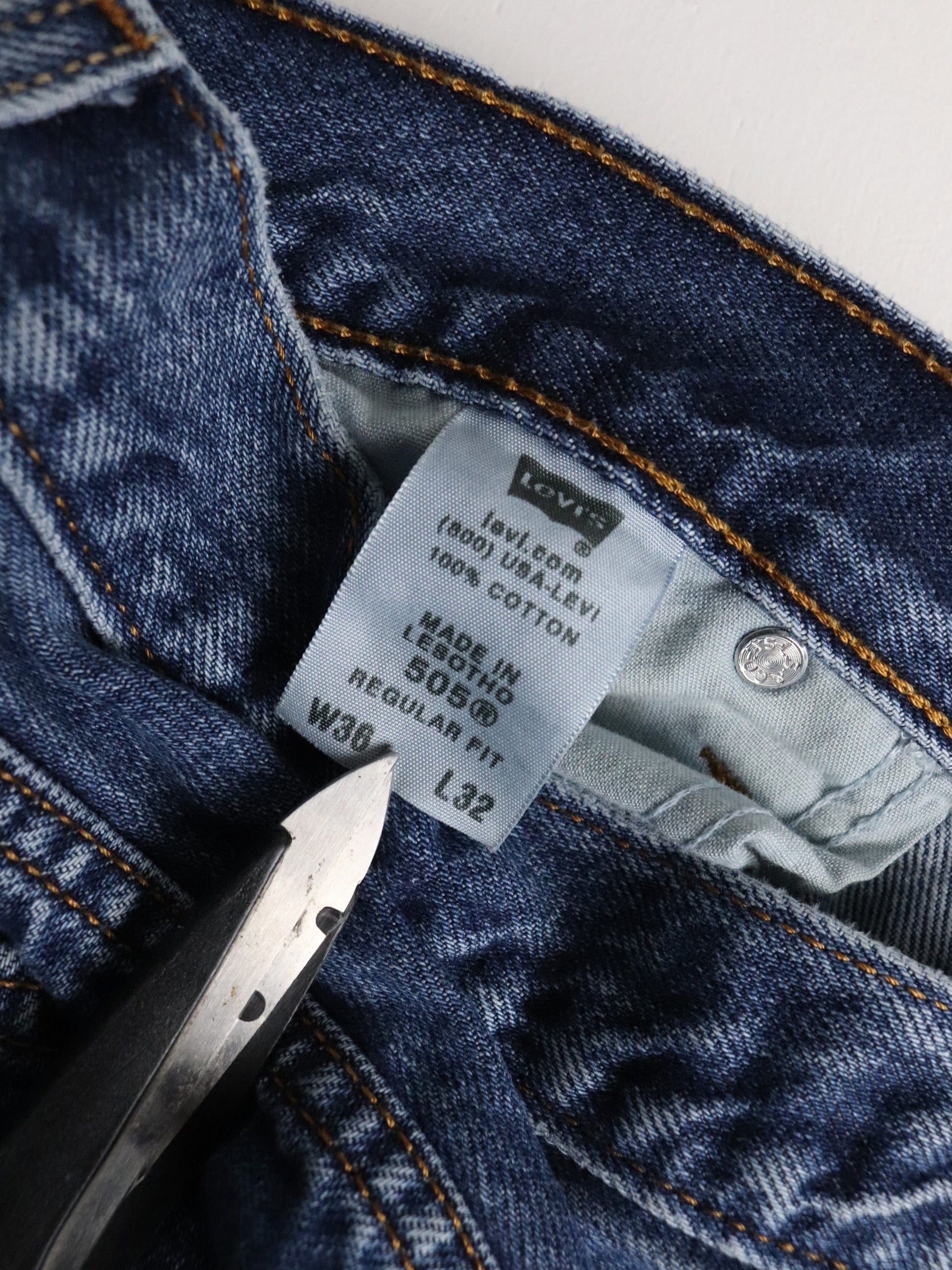 Levi's Denim Jeans Mens 36 x 32 Blue 505 Regular from propervintagecanada