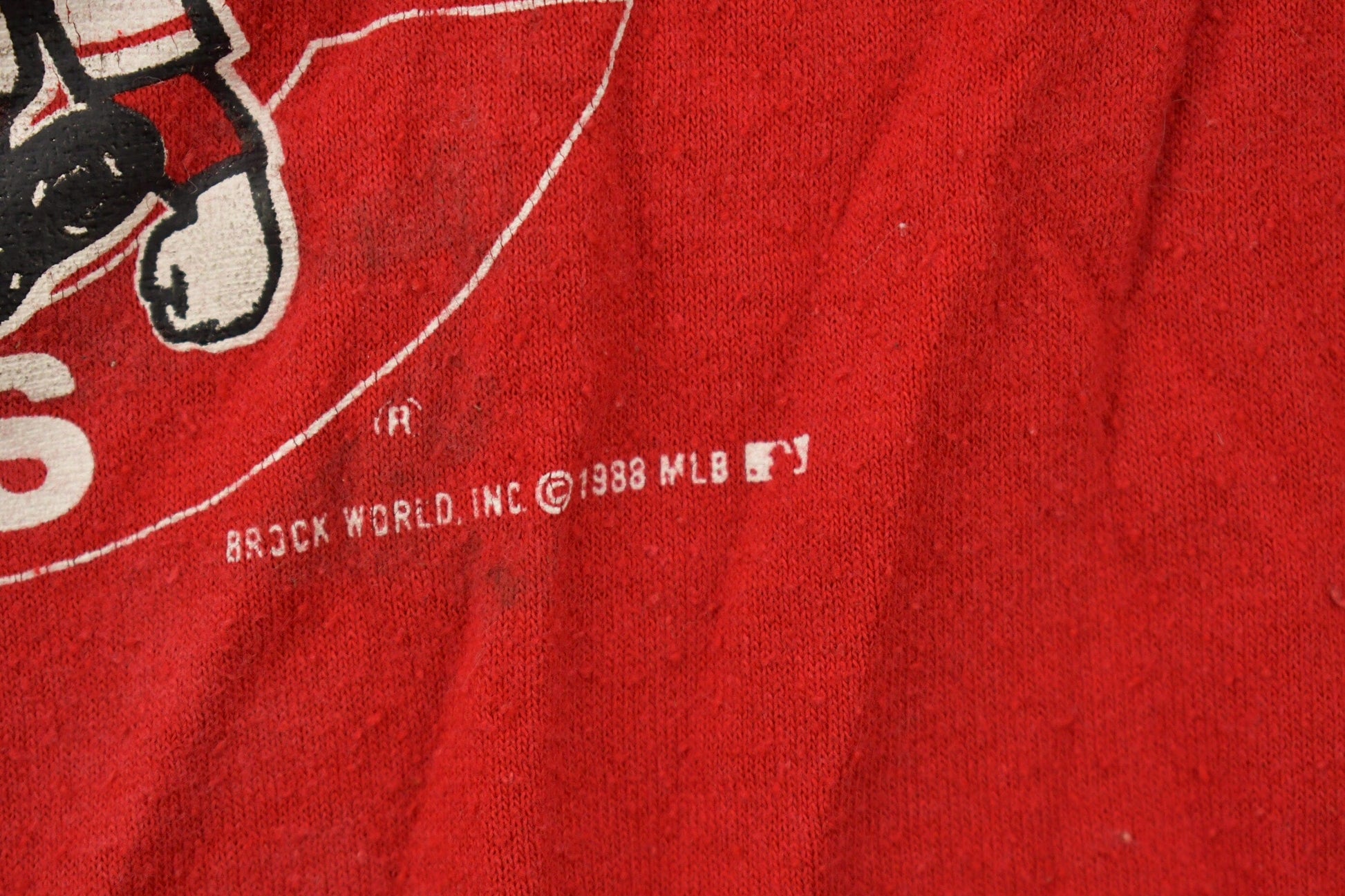 MLB Clothing > Gender Neutral Adult Clothing > Tops & Tees > T Shirts Vintage 1988 Cincinnati Reds MLB Graphic T-Shirt Youth M