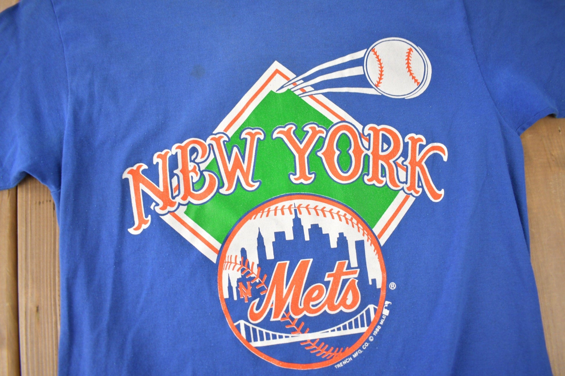 MLB Clothing > Gender Neutral Adult Clothing > Tops & Tees > T Shirts Vintage 1988 New York Mets MLB Baseball Graphic T-Shirt Men's Small