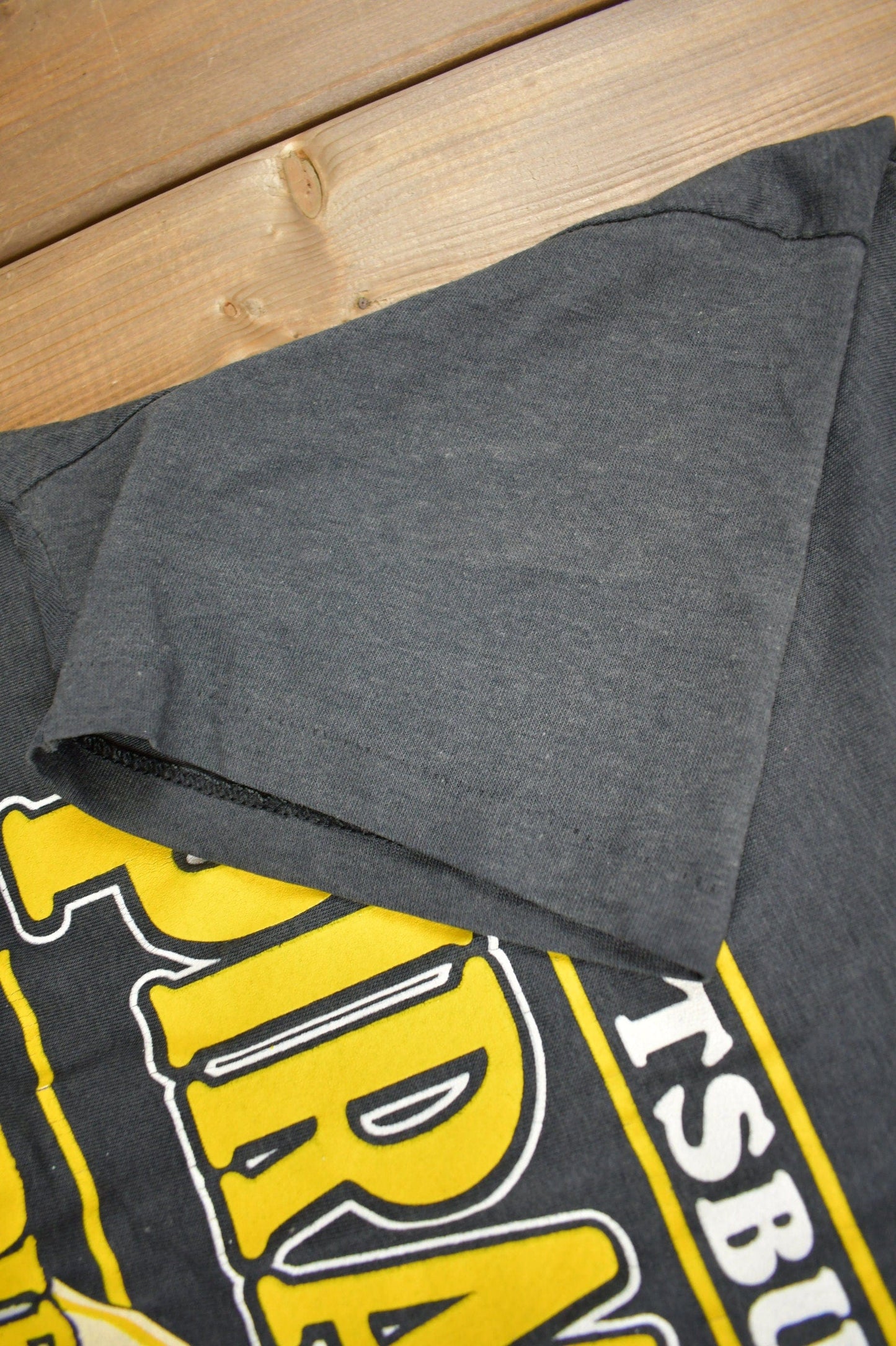 MLB Clothing > Gender Neutral Adult Clothing > Tops & Tees > T Shirts Vintage 1988 Pittsburgh Pirates Single Stitch Graphic T-Shirt Men's Medium