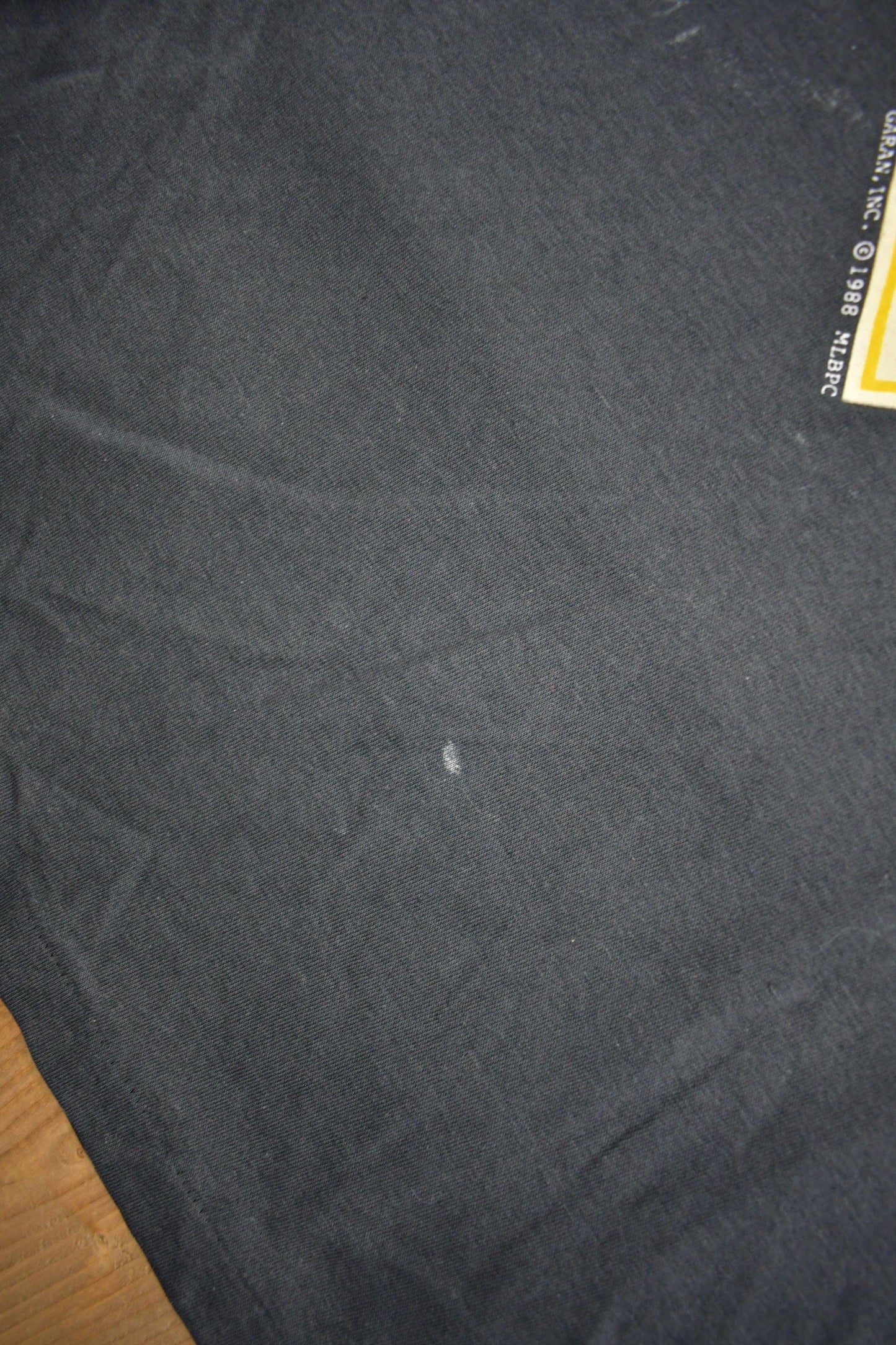 MLB Clothing > Gender Neutral Adult Clothing > Tops & Tees > T Shirts Vintage 1988 Pittsburgh Pirates Single Stitch Graphic T-Shirt Men's Medium