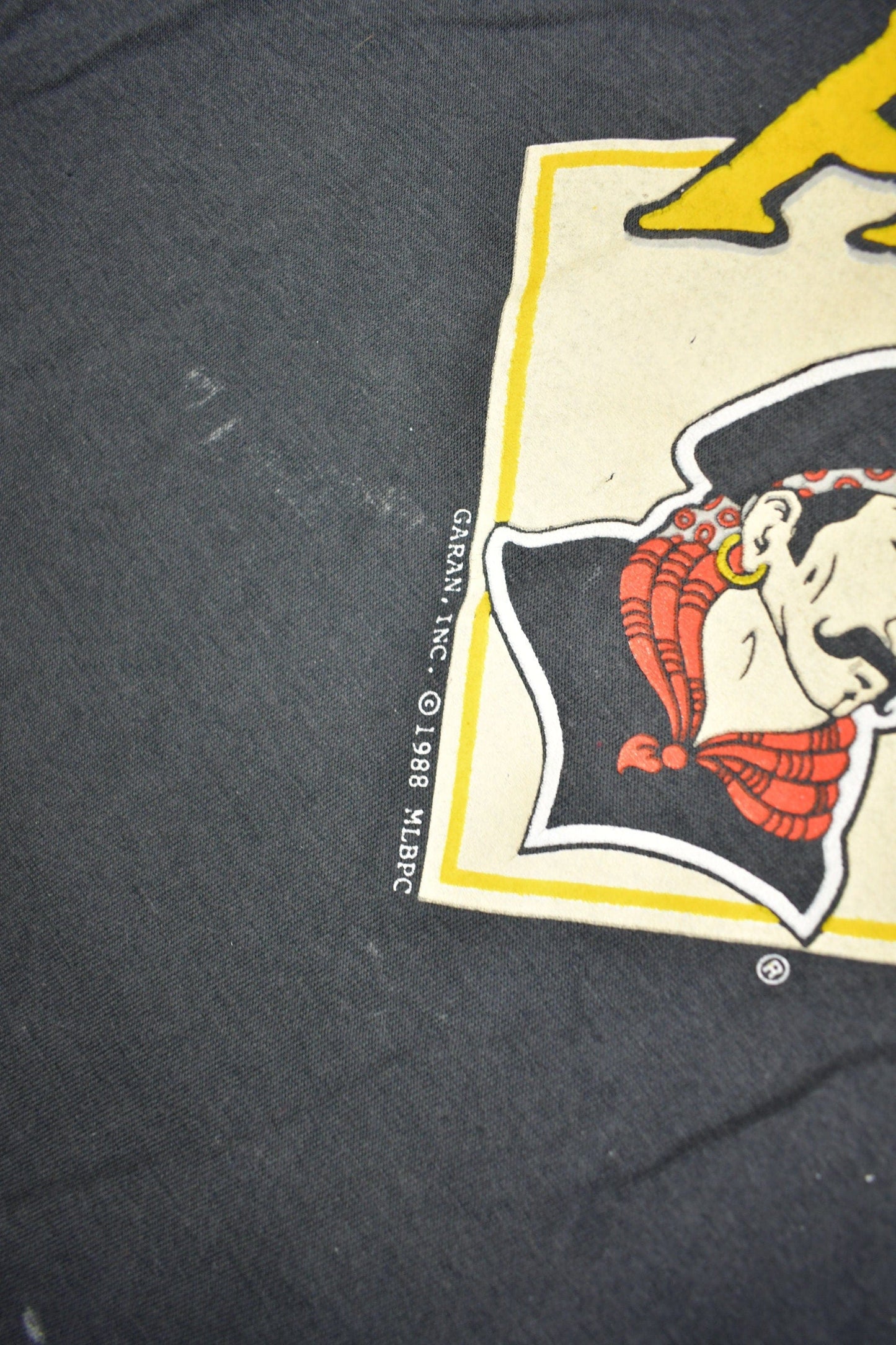 MLB Clothing > Gender Neutral Adult Clothing > Tops & Tees > T Shirts Vintage 1988 Pittsburgh Pirates Single Stitch Graphic T-Shirt Men's Medium