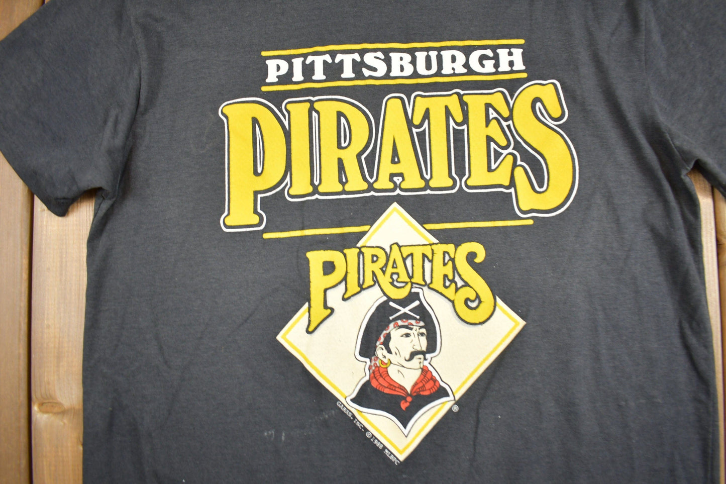 MLB Clothing > Gender Neutral Adult Clothing > Tops & Tees > T Shirts Vintage 1988 Pittsburgh Pirates Single Stitch Graphic T-Shirt Men's Medium
