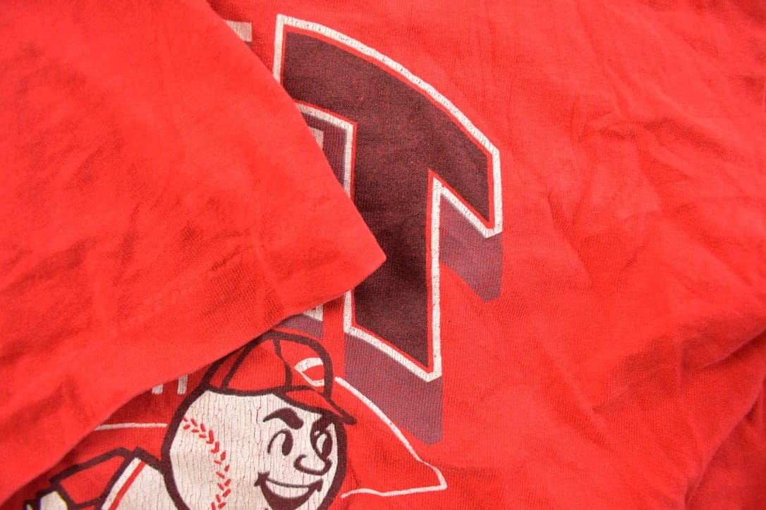 MLB Clothing > Gender Neutral Adult Clothing > Tops & Tees > T Shirts Vintage 1990 Cincinnati Reds The Hunt For October MLB Graphic T-Shirt Men's Medium