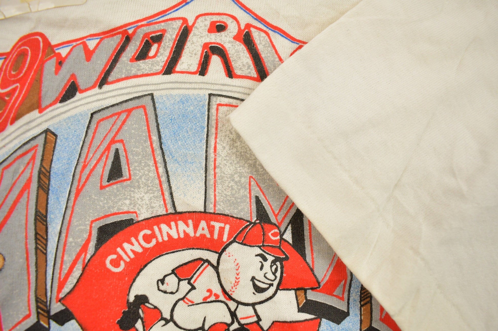 MLB Clothing > Gender Neutral Adult Clothing > Tops & Tees > T Shirts Vintage 1990 Deadstock Cincinnati Reds Big Head World Series MLB Graphic T-Shirt Men's Medium