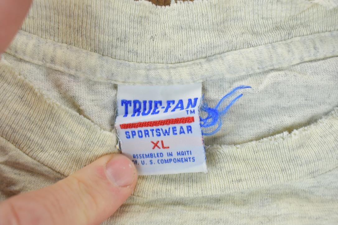 MLB Clothing > Gender Neutral Adult Clothing > Tops & Tees > T Shirts Vintage 1990s Chicago Cubs MLB Graphic T-Shirt Men's XL