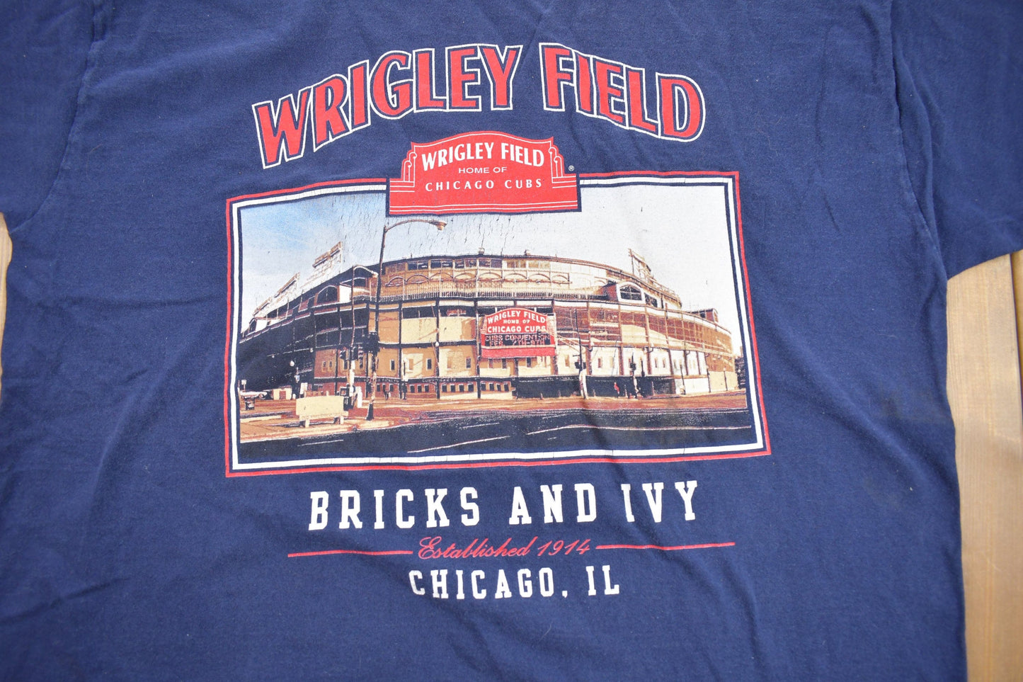 MLB Clothing > Gender Neutral Adult Clothing > Tops & Tees > T Shirts Vintage 1990s Chicago Cubs MLB Wrigley Field Graphic T-Shirt Men's 2XL