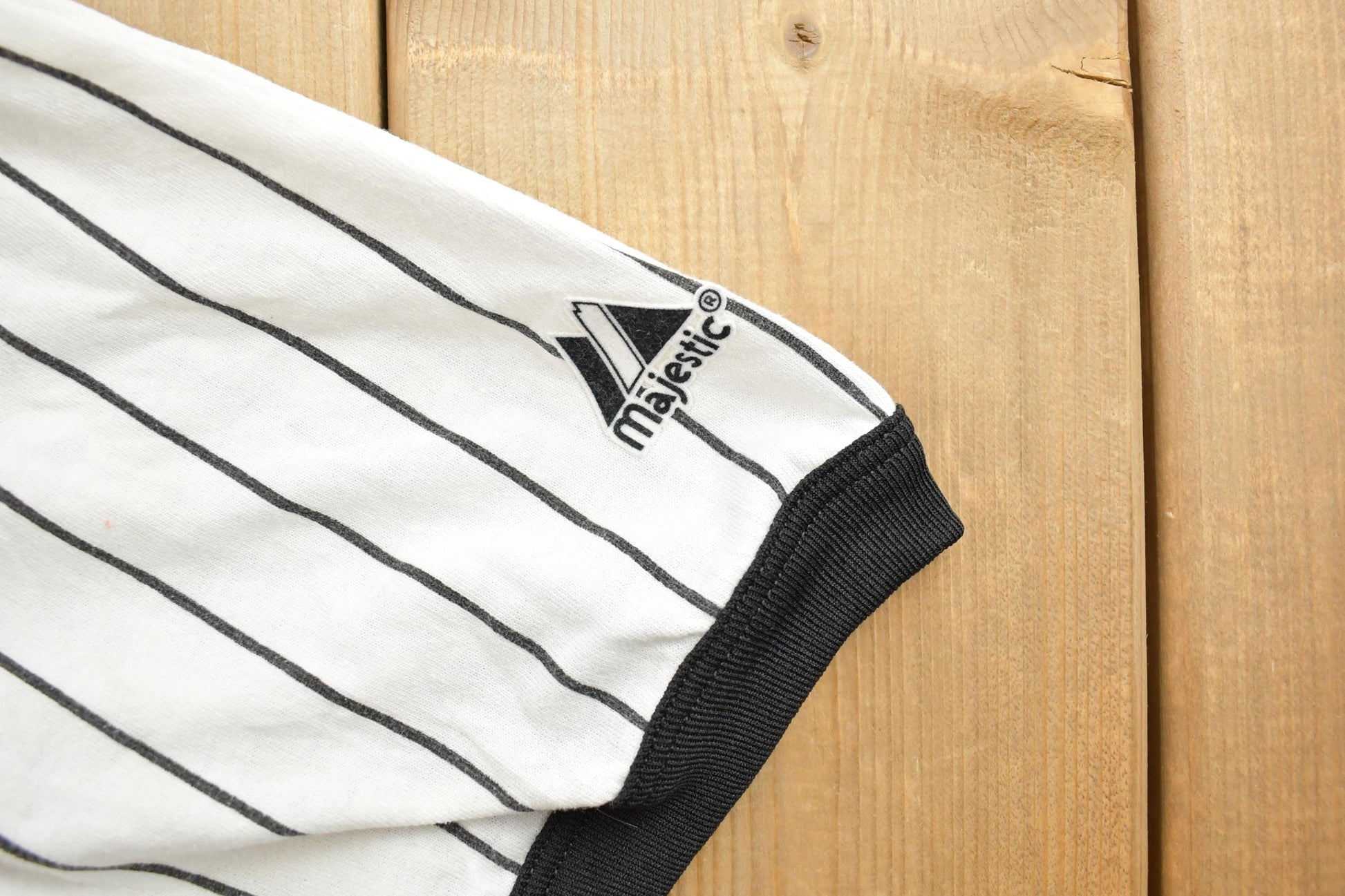 MLB Clothing > Gender Neutral Adult Clothing > Tops & Tees > T Shirts Vintage 1990s Chicago White Sox Striped MLB Baseball Majestic Graphic T-Shirt Men's Medium
