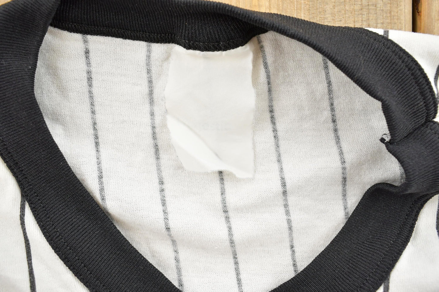 MLB Clothing > Gender Neutral Adult Clothing > Tops & Tees > T Shirts Vintage 1990s Chicago White Sox Striped MLB Baseball Majestic Graphic T-Shirt Men's Medium