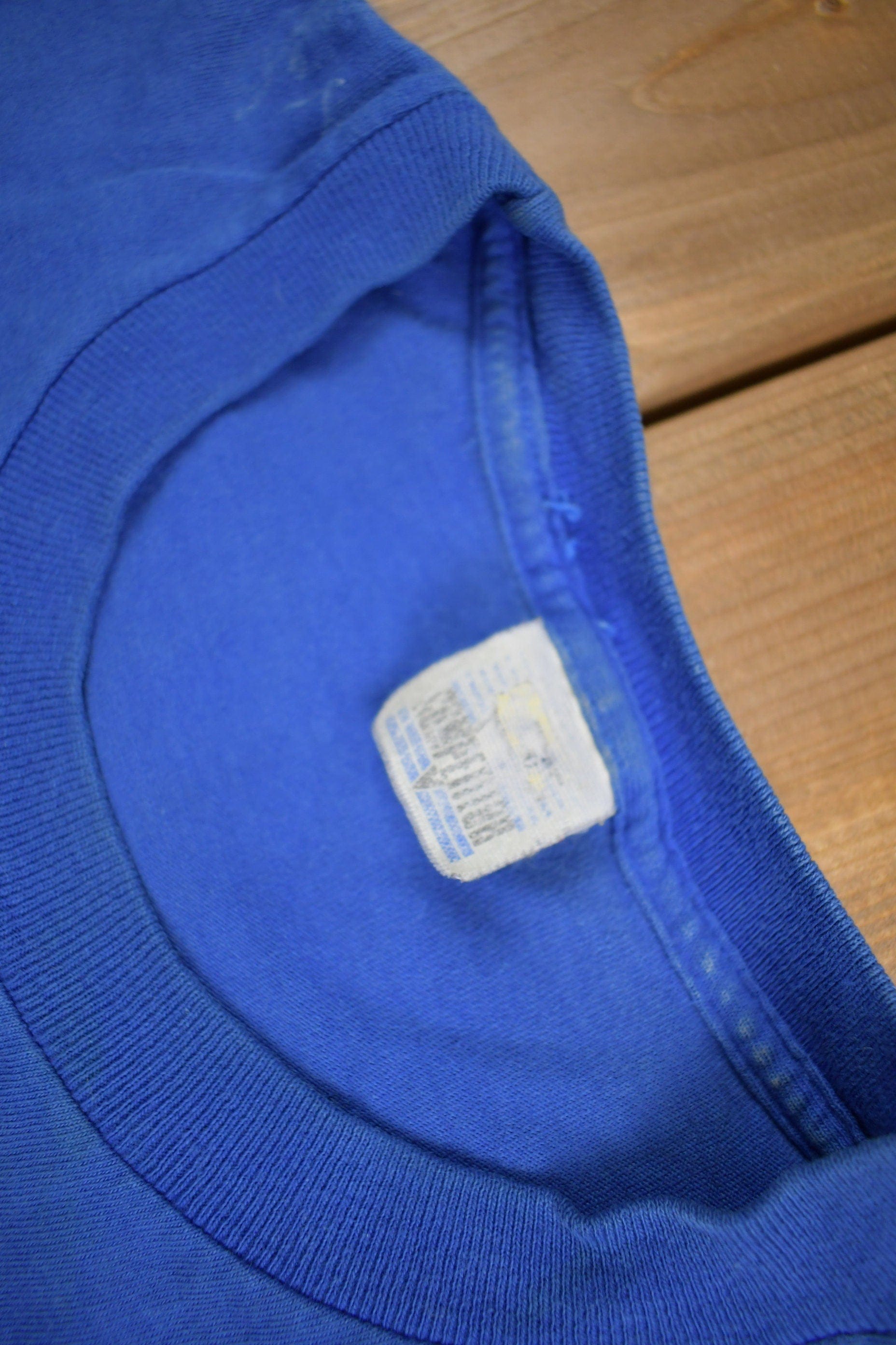 NBA Clothing > Gender Neutral Adult Clothing > Tops & Tees > T Shirts Vintage 1990s Detroit Pistons NBA Graphic T-Shirt / Made In USA / Single Stitch / NBA Basketball