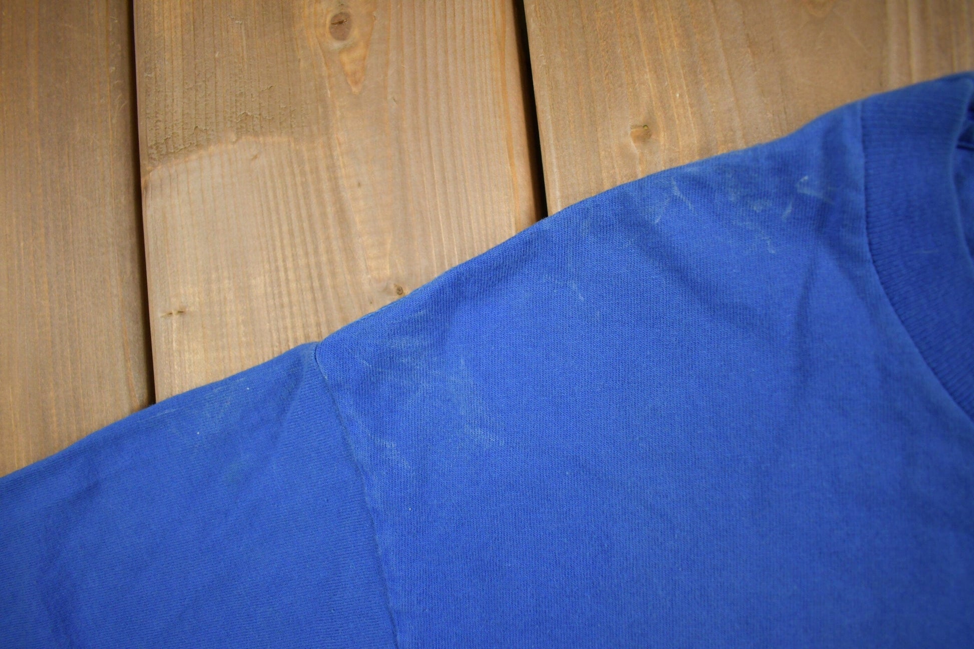 NBA Clothing > Gender Neutral Adult Clothing > Tops & Tees > T Shirts Vintage 1990s Detroit Pistons NBA Graphic T-Shirt / Made In USA / Single Stitch / NBA Basketball