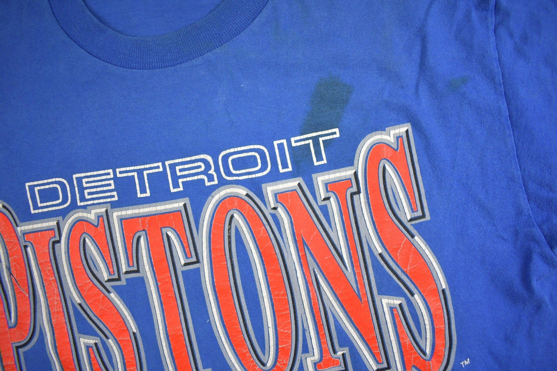 NBA Clothing > Gender Neutral Adult Clothing > Tops & Tees > T Shirts Vintage 1990s Detroit Pistons NBA Graphic T-Shirt / Made In USA / Single Stitch / NBA Basketball