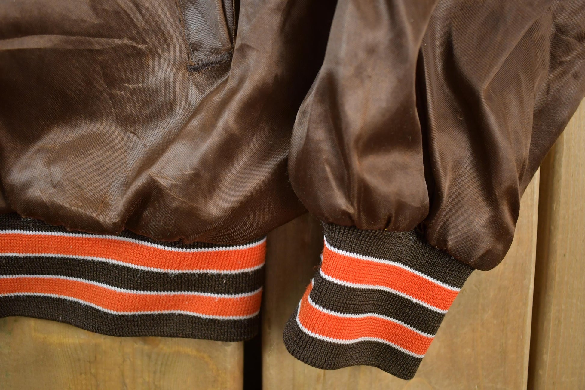 NFL Clothing > Gender Neutral Adult Clothing > Jackets & Coats Vintage 1990s Chicago Bears Satin Button Up NFL Football Swingster Jacket Men's M