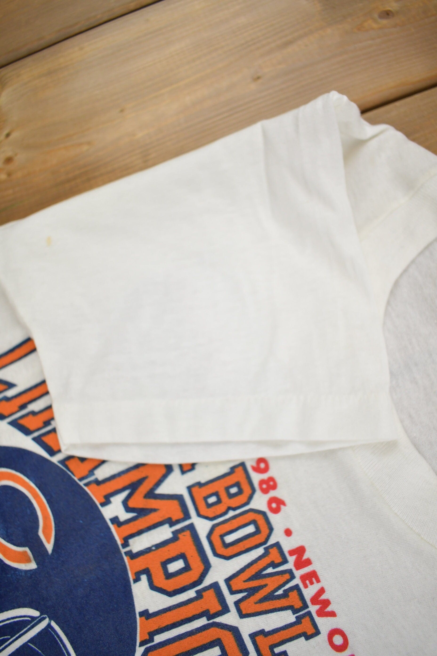 NFL Clothing > Gender Neutral Adult Clothing > Tops & Tees > T Shirts Vintage 1986 Chicago Bears NFL Super Bowl Graphic t Shirt Men's Small