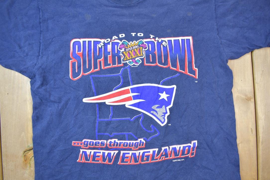 NFL Clothing > Gender Neutral Adult Clothing > Tops & Tees > T Shirts Vintage 1990a New England Patriots Pro Player Sportswear Graphic T-shirt Men's Large