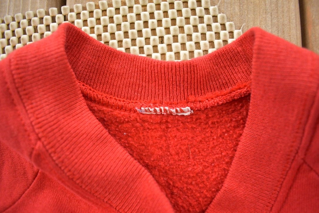 NHL Clothing > Gender Neutral Adult Clothing > Hoodies & Sweatshirts > Sweatshirts Vintage 1990s Detroit Red Wings Kids Crewneck Sweatshirt Men's Small