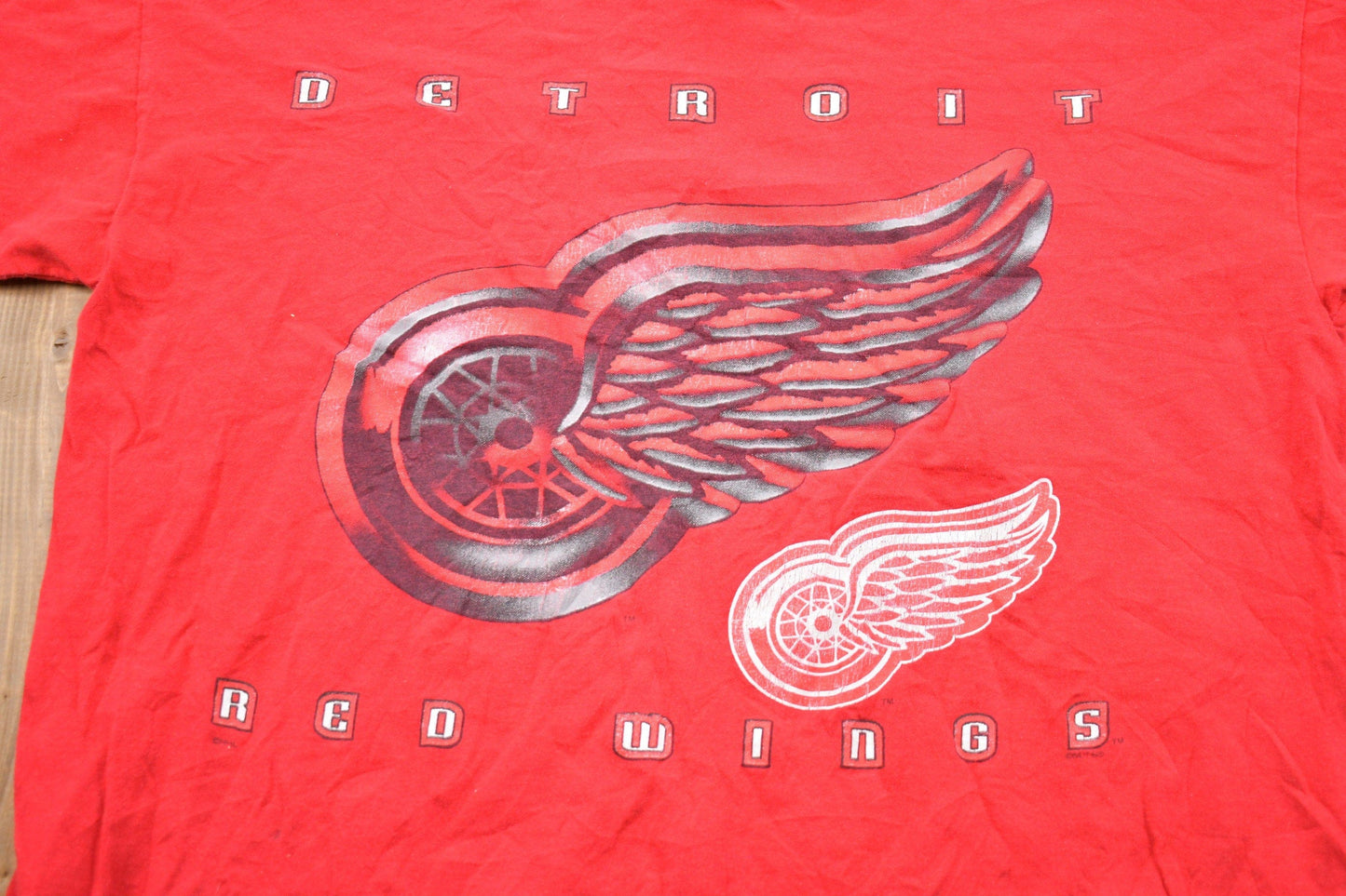 NHL Clothing > Gender Neutral Adult Clothing > Tops & Tees > T Shirts Vintage 1990s Detroit Red Wings NHL Graphic T-Shirt Men's 2XL