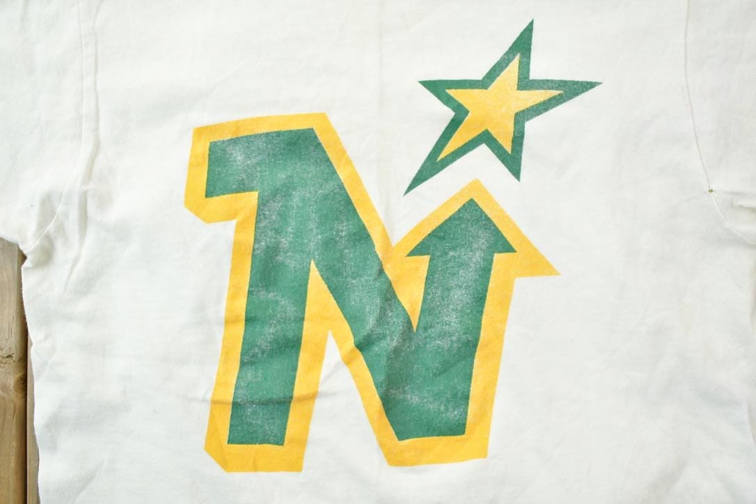 NHL Clothing > Gender Neutral Adult Clothing > Tops & Tees > T Shirts Vintage 1990s Minnesota North Stars NHL Graphic T-Shirt Men's Large