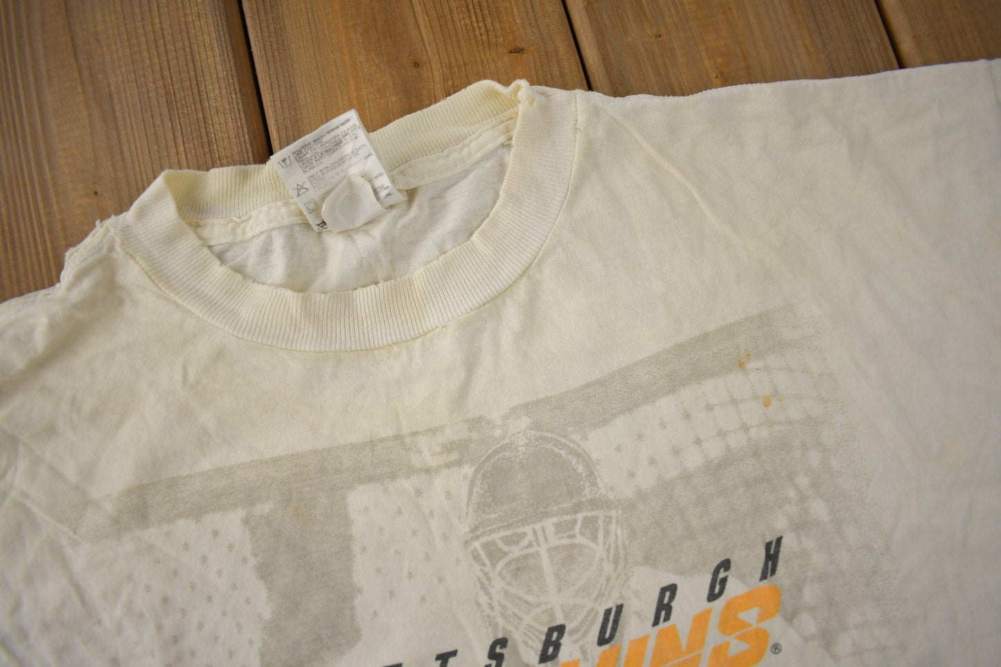 NHL Clothing > Gender Neutral Adult Clothing > Tops & Tees > T Shirts Vintage 1990s Pittsburgh Penguins NHL Hockey Graphic T-Shirt Size XL