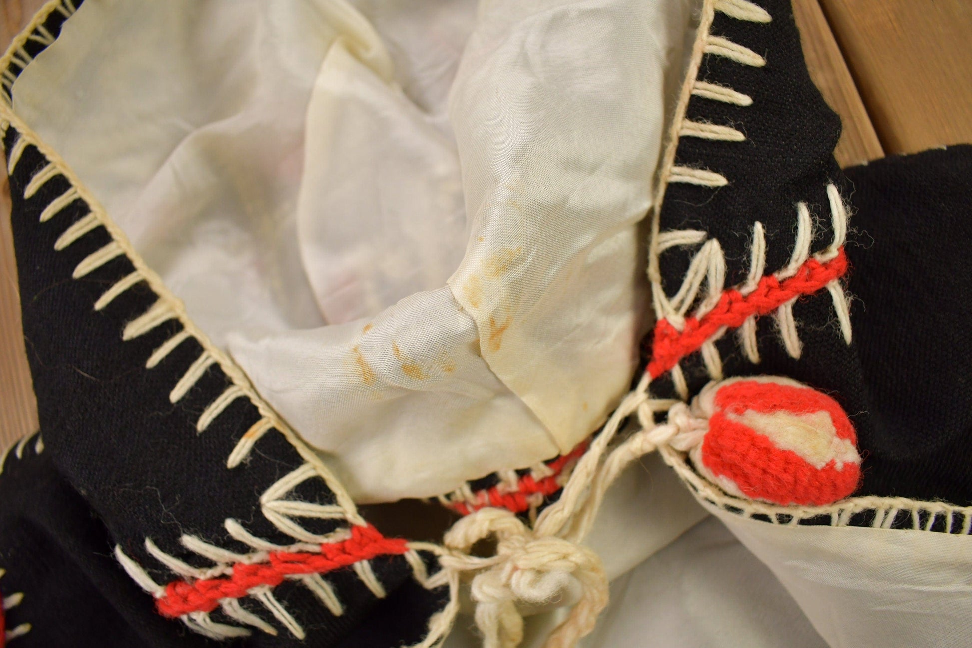 Other Clothing > Gender Neutral Adult Clothing > Hoodies & Sweatshirts > Sweatshirts Vintage 1940s Mexican Embroidered Souvenir Jacket Men's Large