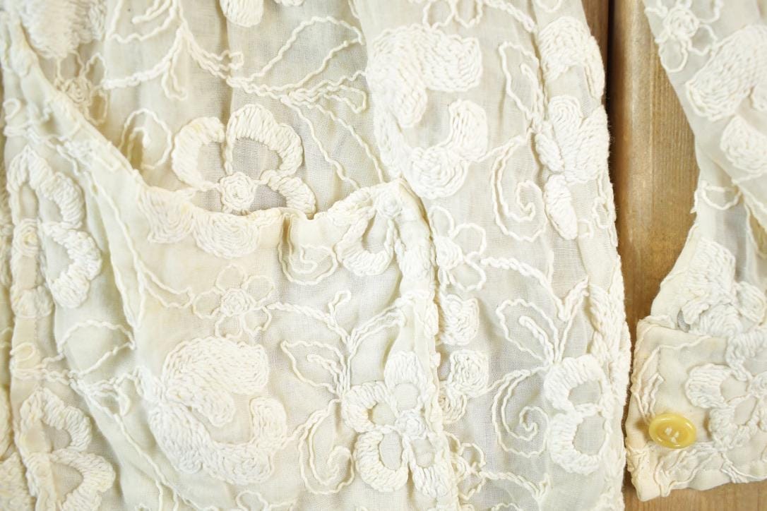 Other Clothing > Gender Neutral Adult Clothing > Hoodies & Sweatshirts > Sweatshirts Vintage 1960s Lace Floral Knit Abstract Pattern Crewneck Sweater Women's Small