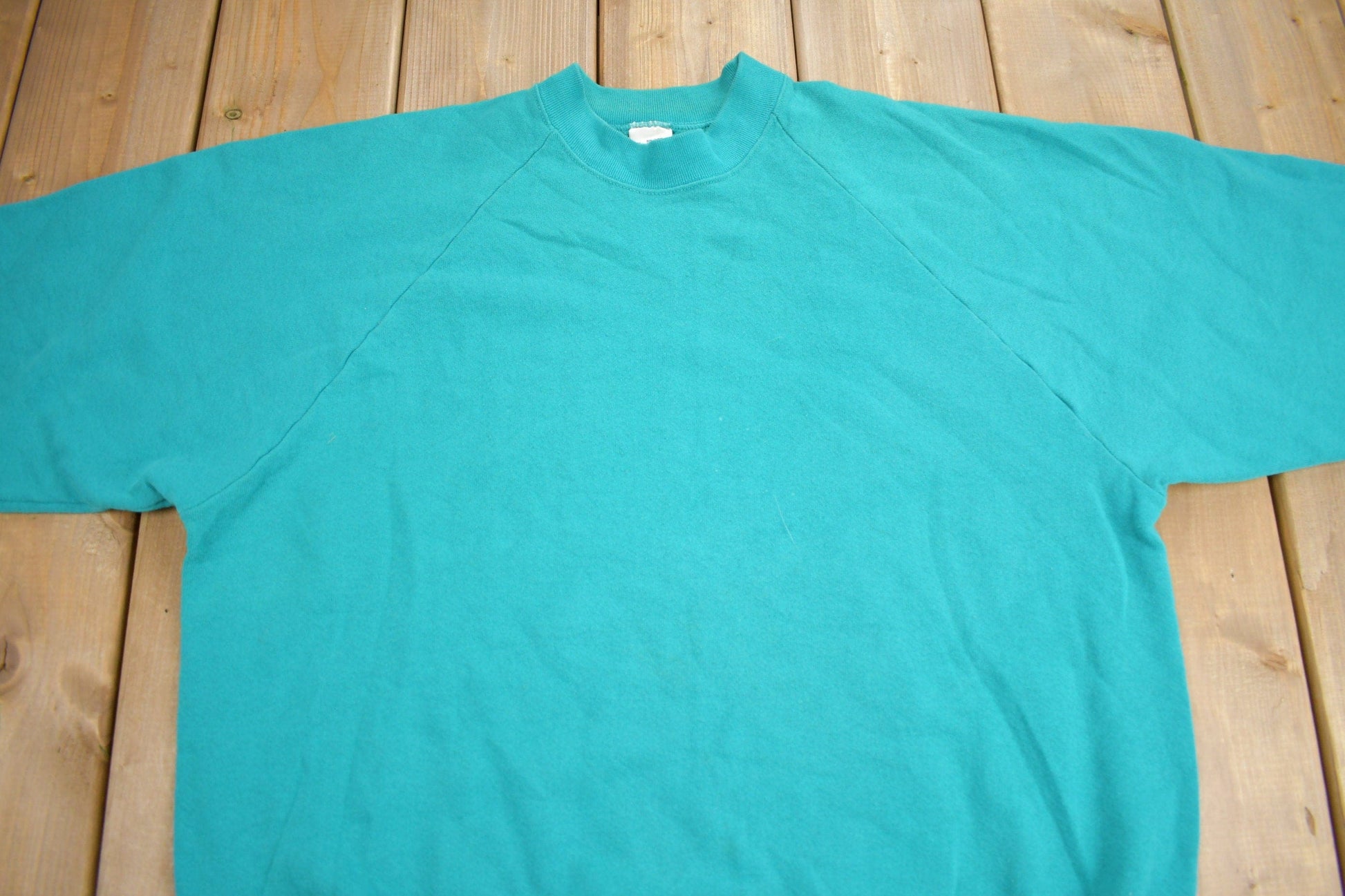 Other Clothing > Gender Neutral Adult Clothing > Hoodies & Sweatshirts > Sweatshirts Vintage 1980s Blank Turquoise Crewneck Sweatshirt Men's Large/ 80s Crewneck / Essential / Streetwear / 80s Blank / Raglan Sweater / Made In USA