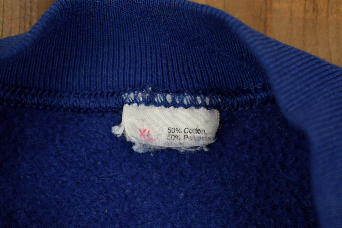 Other Clothing > Gender Neutral Adult Clothing > Hoodies & Sweatshirts > Sweatshirts Vintage 1980s Wolf Theme Graphic Raglan Crewneck Men's Large