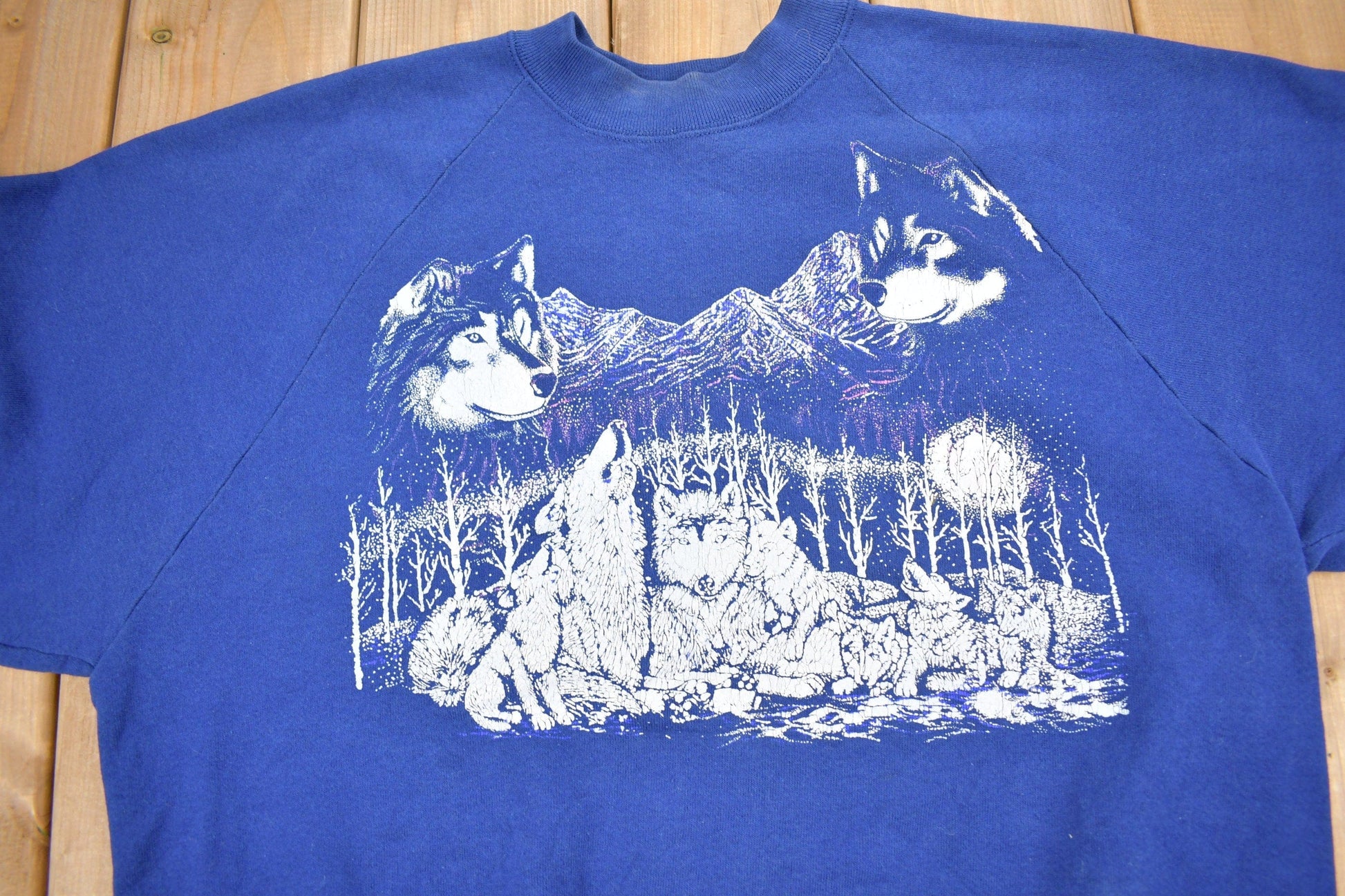 Other Clothing > Gender Neutral Adult Clothing > Hoodies & Sweatshirts > Sweatshirts Vintage 1980s Wolf Theme Graphic Raglan Crewneck Men's Large