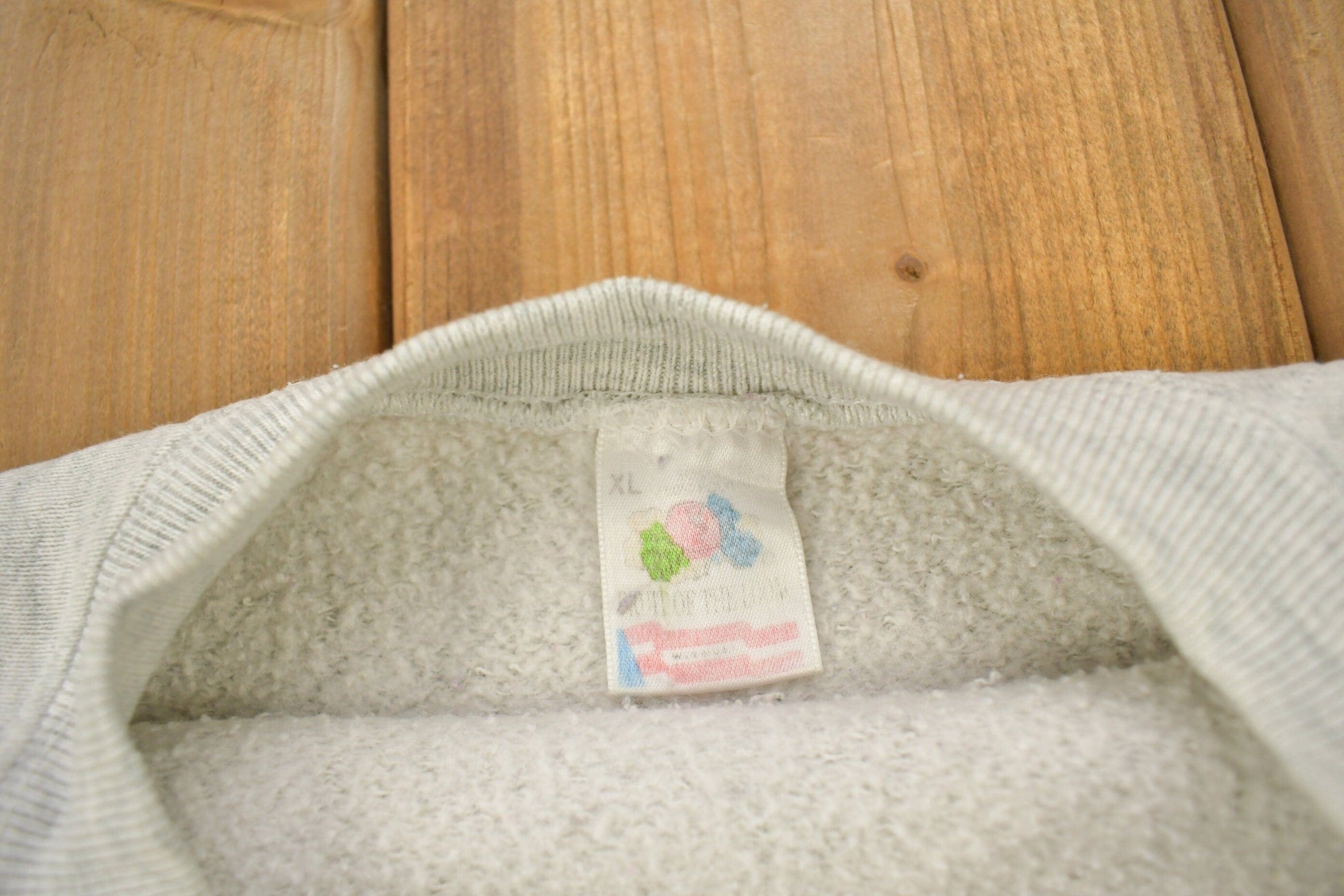 Other Clothing > Gender Neutral Adult Clothing > Hoodies & Sweatshirts > Sweatshirts Vintage 1980s Wolf Theme Graphic Raglan Crewneck Men's XL