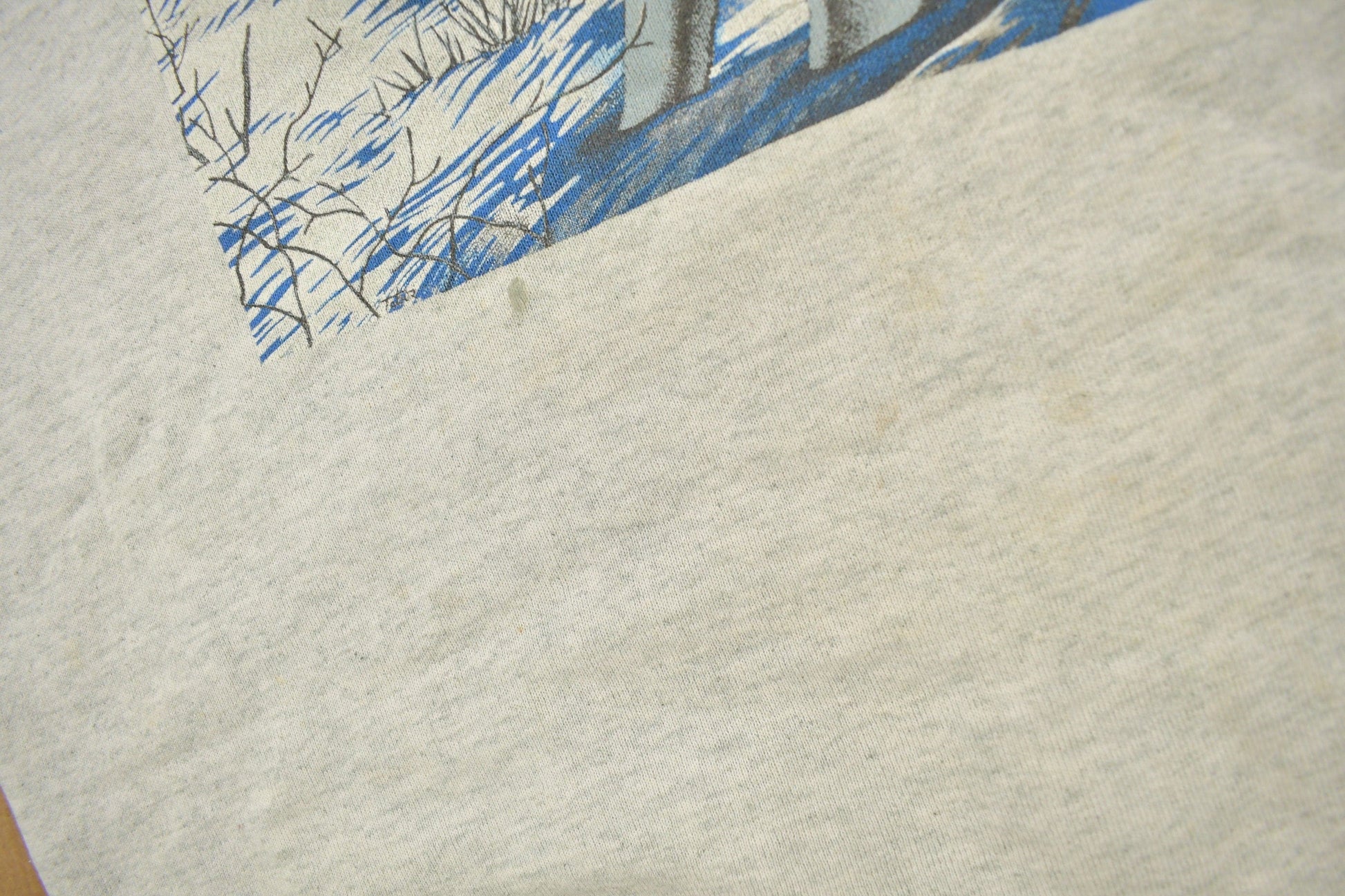 Other Clothing > Gender Neutral Adult Clothing > Hoodies & Sweatshirts > Sweatshirts Vintage 1980s Wolf Theme Graphic Raglan Crewneck Men's XL