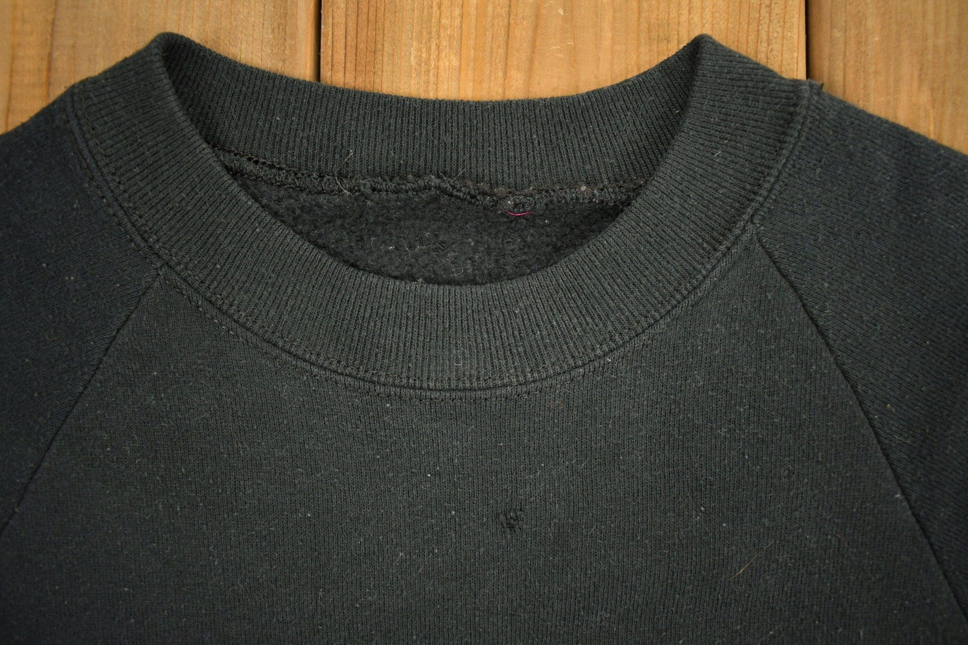 Other Clothing > Gender Neutral Adult Clothing > Hoodies & Sweatshirts > Sweatshirts Vintage 1980s Wolf Themed Crewneck Sweatshirt Men's Small