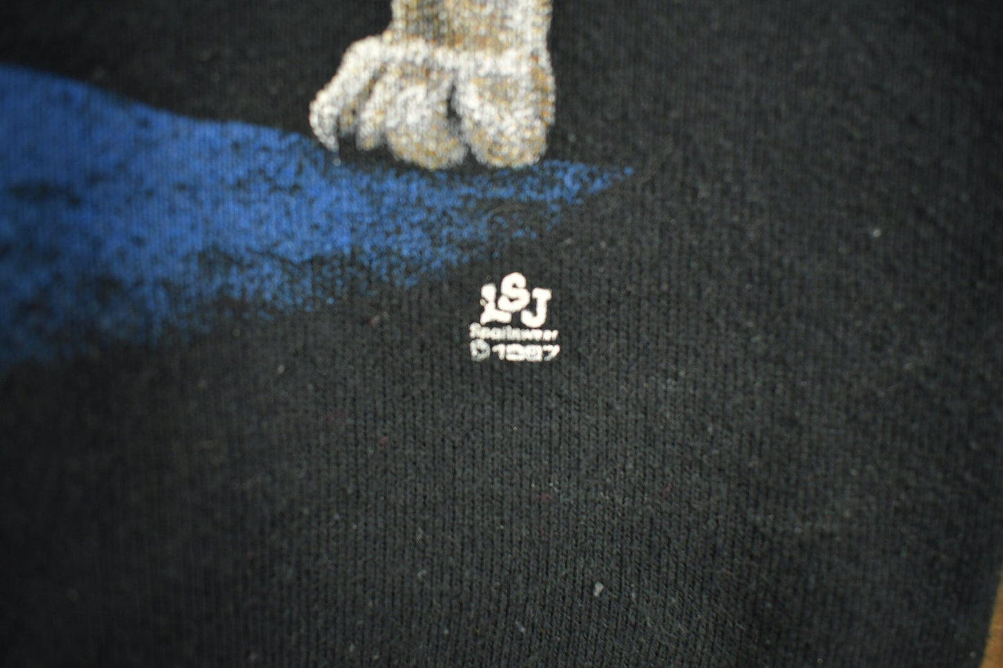 Other Clothing > Gender Neutral Adult Clothing > Hoodies & Sweatshirts > Sweatshirts Vintage 1980s Wolf Themed Crewneck Sweatshirt Men's Small