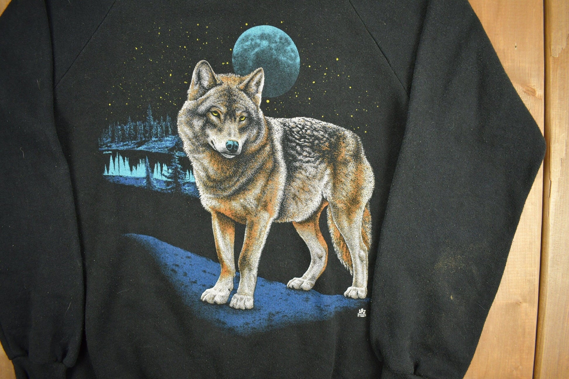 Other Clothing > Gender Neutral Adult Clothing > Hoodies & Sweatshirts > Sweatshirts Vintage 1980s Wolf Themed Crewneck Sweatshirt Men's Small