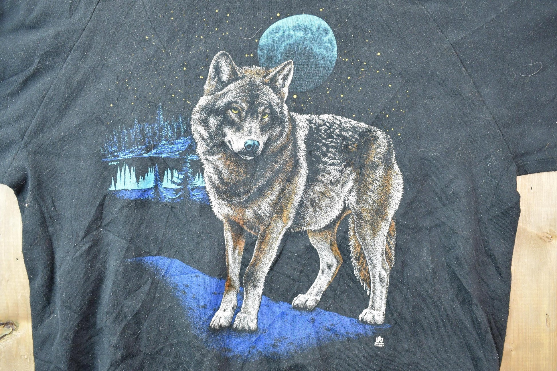 Other Clothing > Gender Neutral Adult Clothing > Hoodies & Sweatshirts > Sweatshirts Vintage 1987 Wolf With Northern Lights Moon Theme Crewneck Men's XL