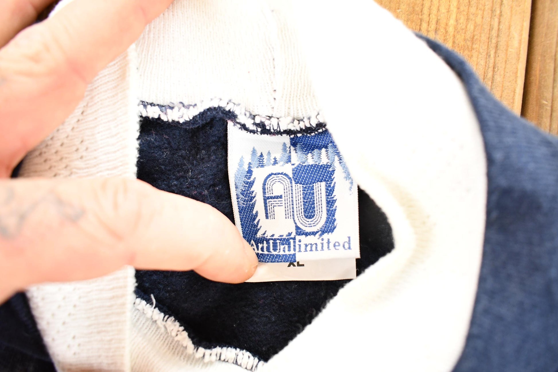 Other Clothing > Gender Neutral Adult Clothing > Hoodies & Sweatshirts > Sweatshirts Vintage 1990s Art Unlimited Winter Cardinal AOP Collared Crewneck Sweatshirt Men's L