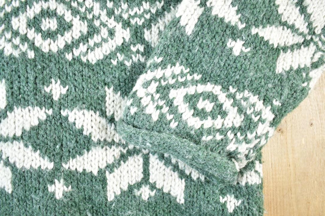 Other Clothing > Gender Neutral Adult Clothing > Hoodies & Sweatshirts > Sweatshirts Vintage 1990s Blueberry Hill Chunky Knit Snowflake Pattern AOP Crewneck Sweater Women's M