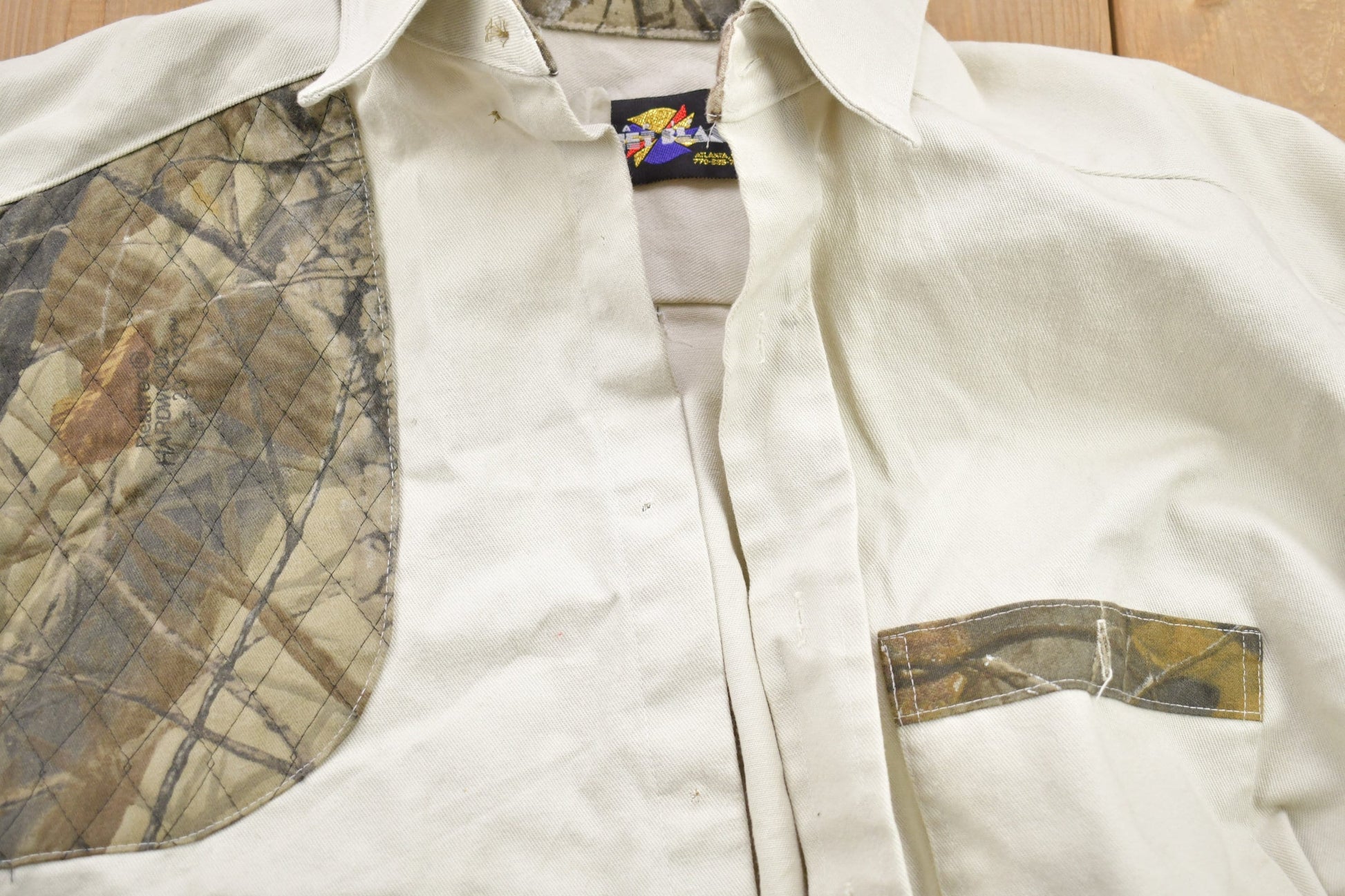 Other Clothing > Gender Neutral Adult Clothing > Hoodies & Sweatshirts > Sweatshirts Vintage 1990s Hunting Camo Button Up Men's Medium