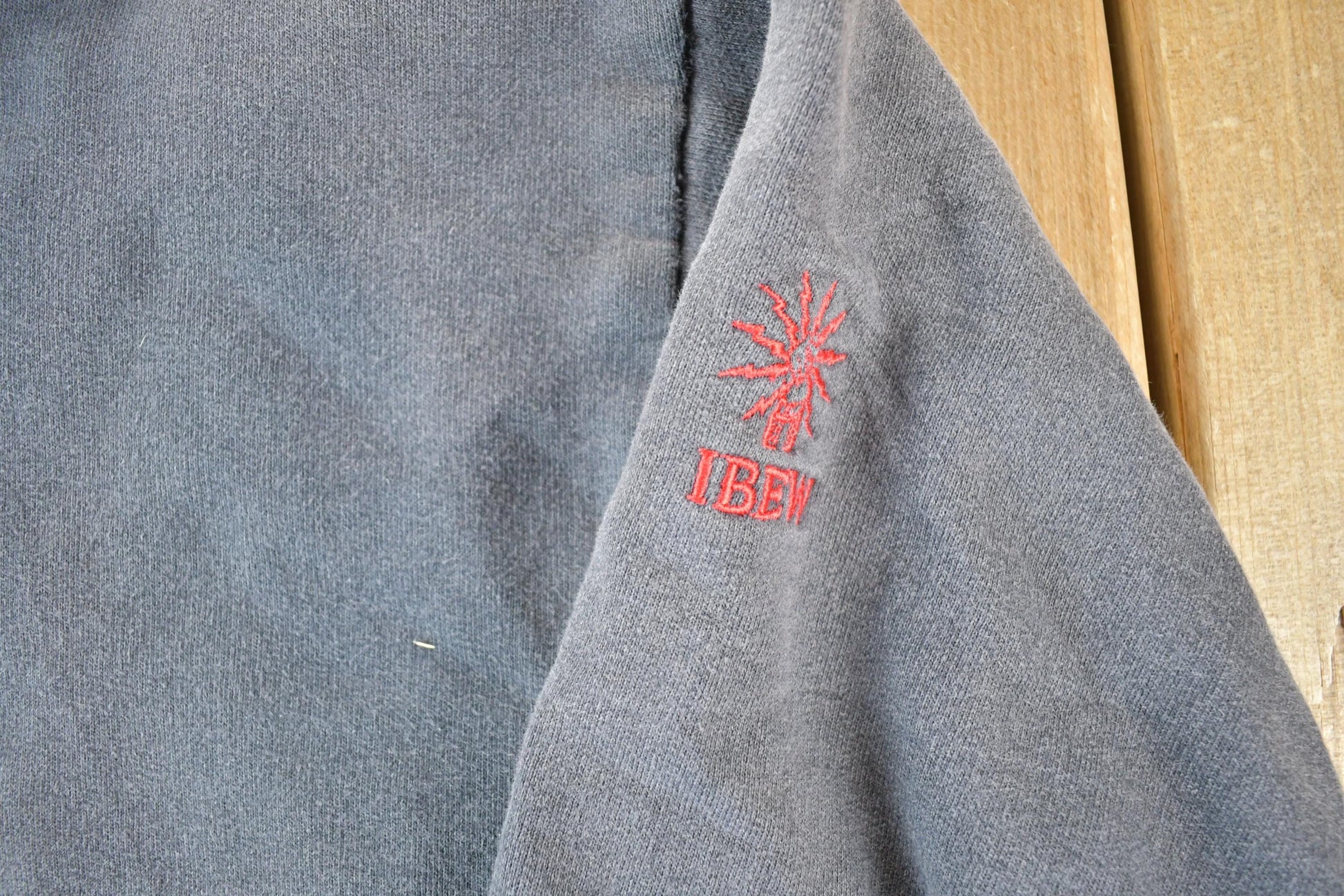 Other Clothing > Gender Neutral Adult Clothing > Hoodies & Sweatshirts > Sweatshirts Vintage 1990s Verizon Crewneck Sweatshirt Mens L