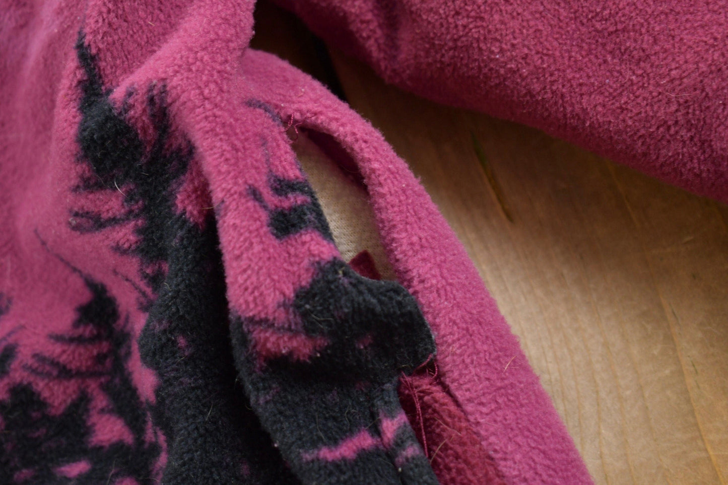 Other Clothing > Gender Neutral Adult Clothing > Hoodies & Sweatshirts > Sweatshirts Vintage 1990s Winter Wolf Theme Fleece Sweater Men's Large