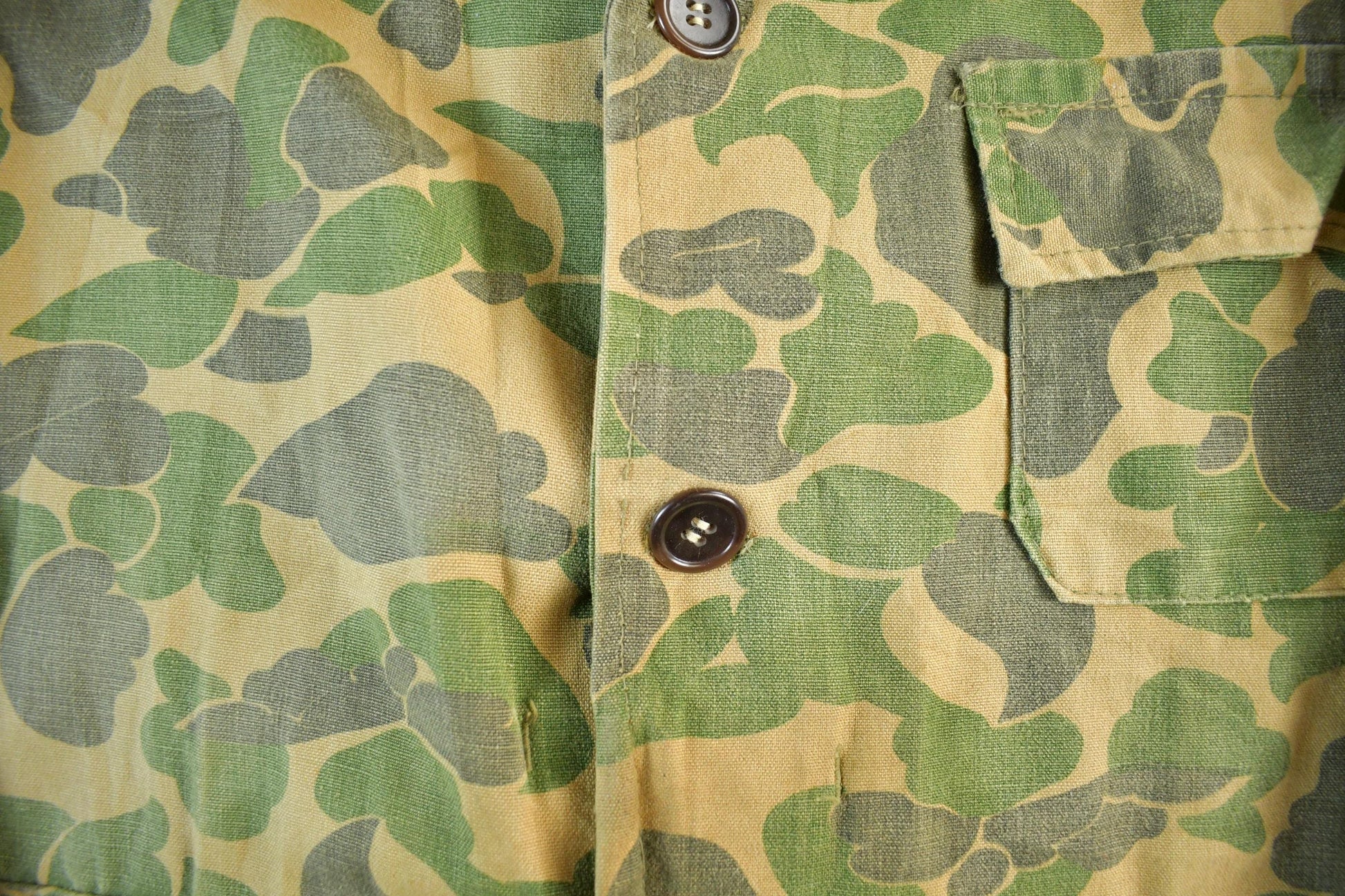 Other Clothing > Gender Neutral Adult Clothing > Jackets & Coats Vintage 1960s Bullseye Bill Duck Camo Canvas Hunting Jacket Men's Small