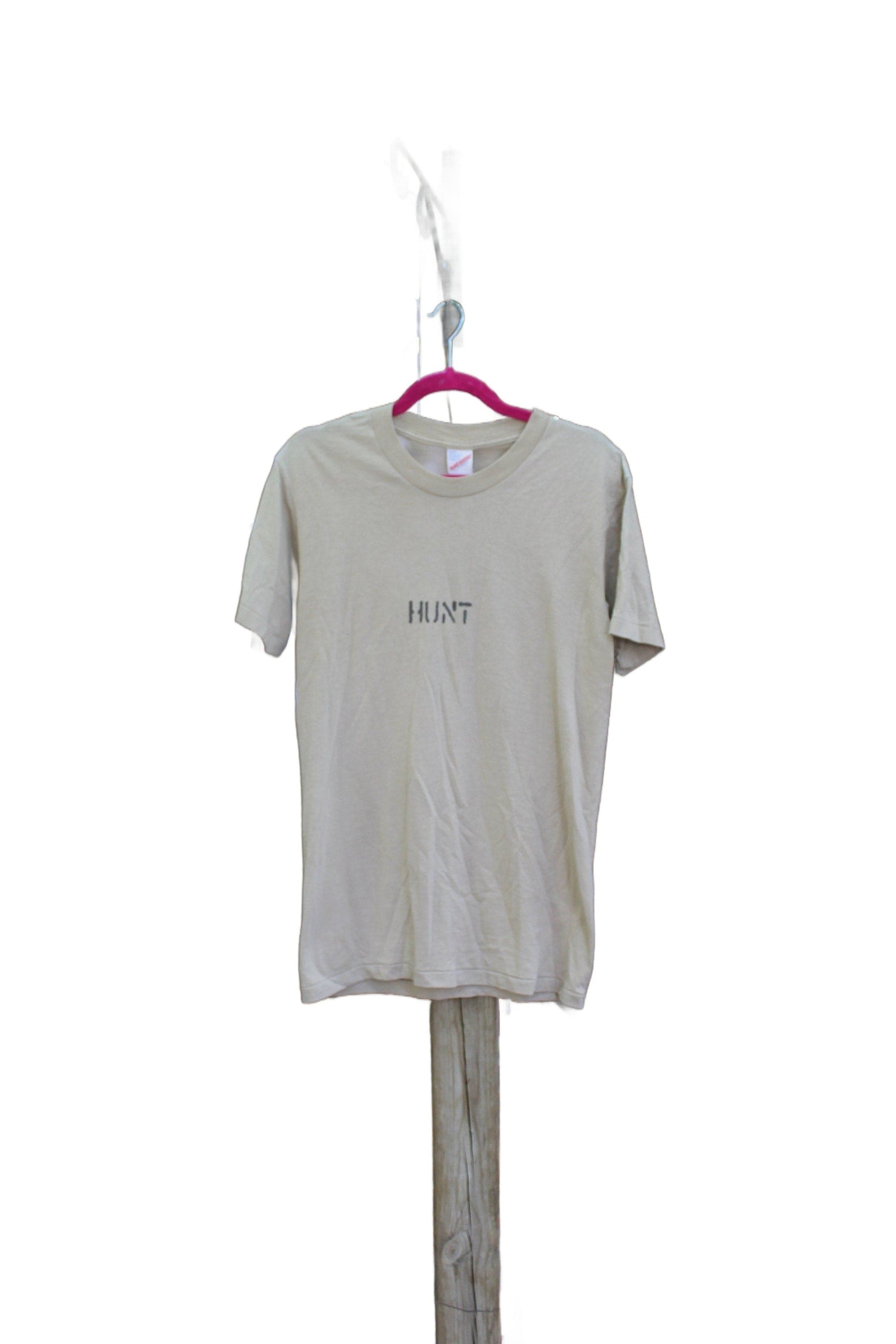 Other Clothing > Gender Neutral Adult Clothing > Tops & Tees > T Shirts Vintage 1980s Hunt Spell Out Graphic T-Shirt Men's Medium