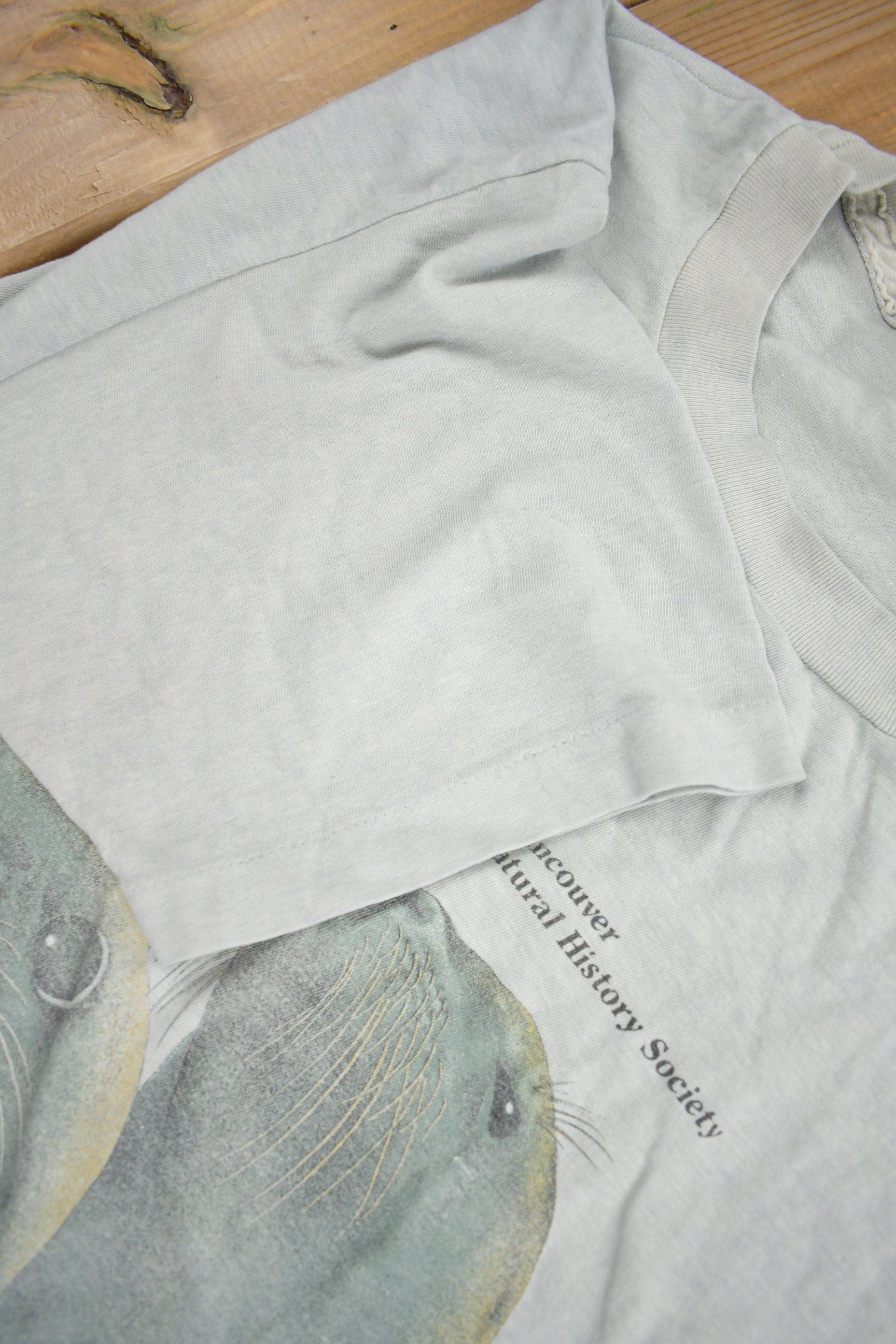 Other Clothing > Gender Neutral Adult Clothing > Tops & Tees > T Shirts Vintage 1985 Seal Graphic T Shirt Men's Medium