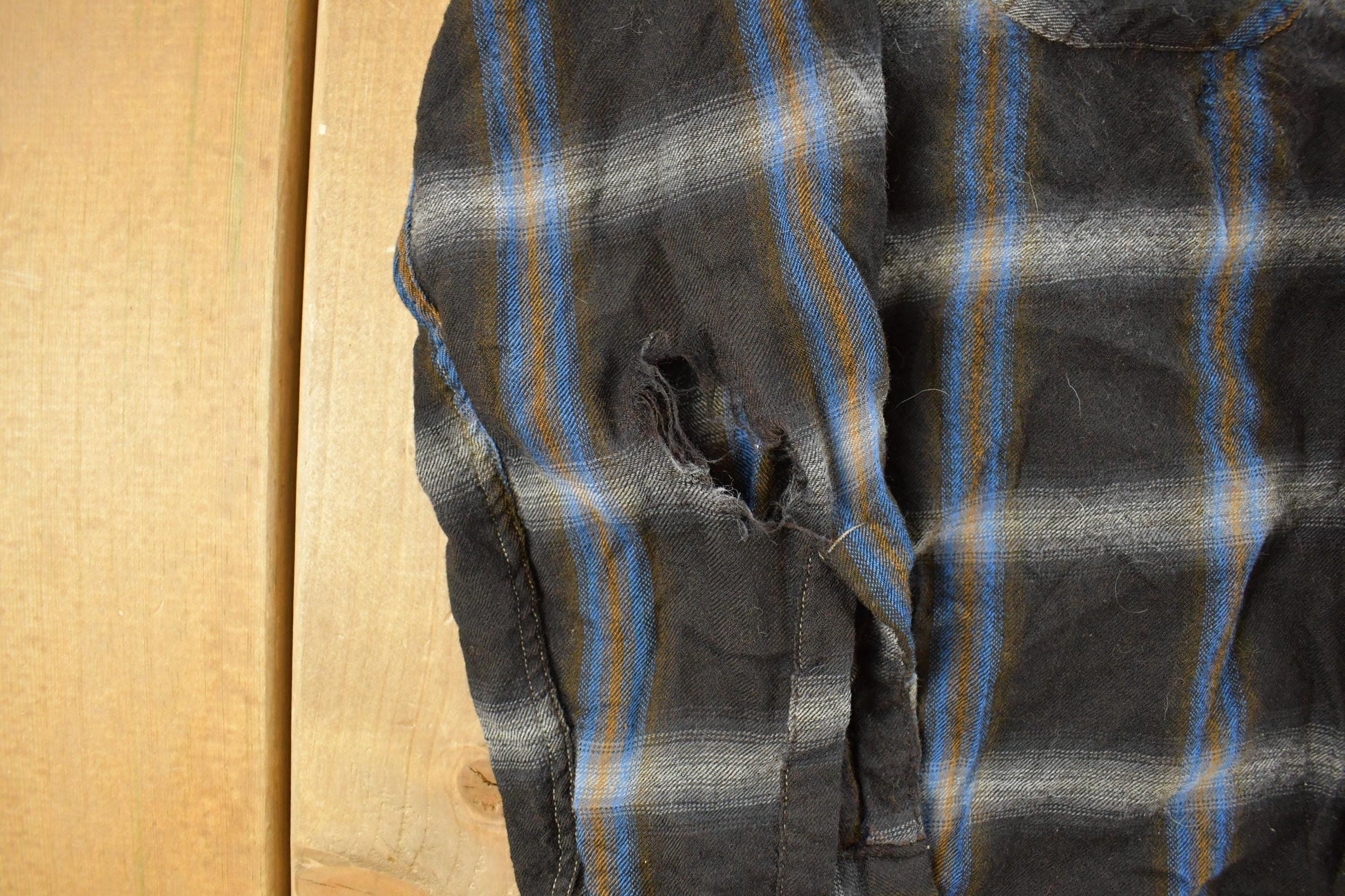 Other Clothing > Men's Clothing > Shirts & Tees > Oxfords & Button Downs Vintage 1980s Distressed BVD Lanerossi Plaid Wool Flannel Button Up Shirt Men's M